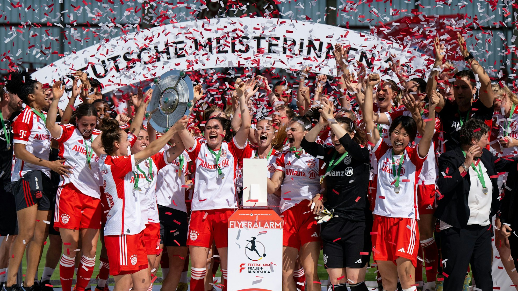 Die Spielerinnen des FC Bayern München feiern am 28. Mai 2023 ihren Titelgewinn in der Fußball-Bundesliga im Konfettiregen..