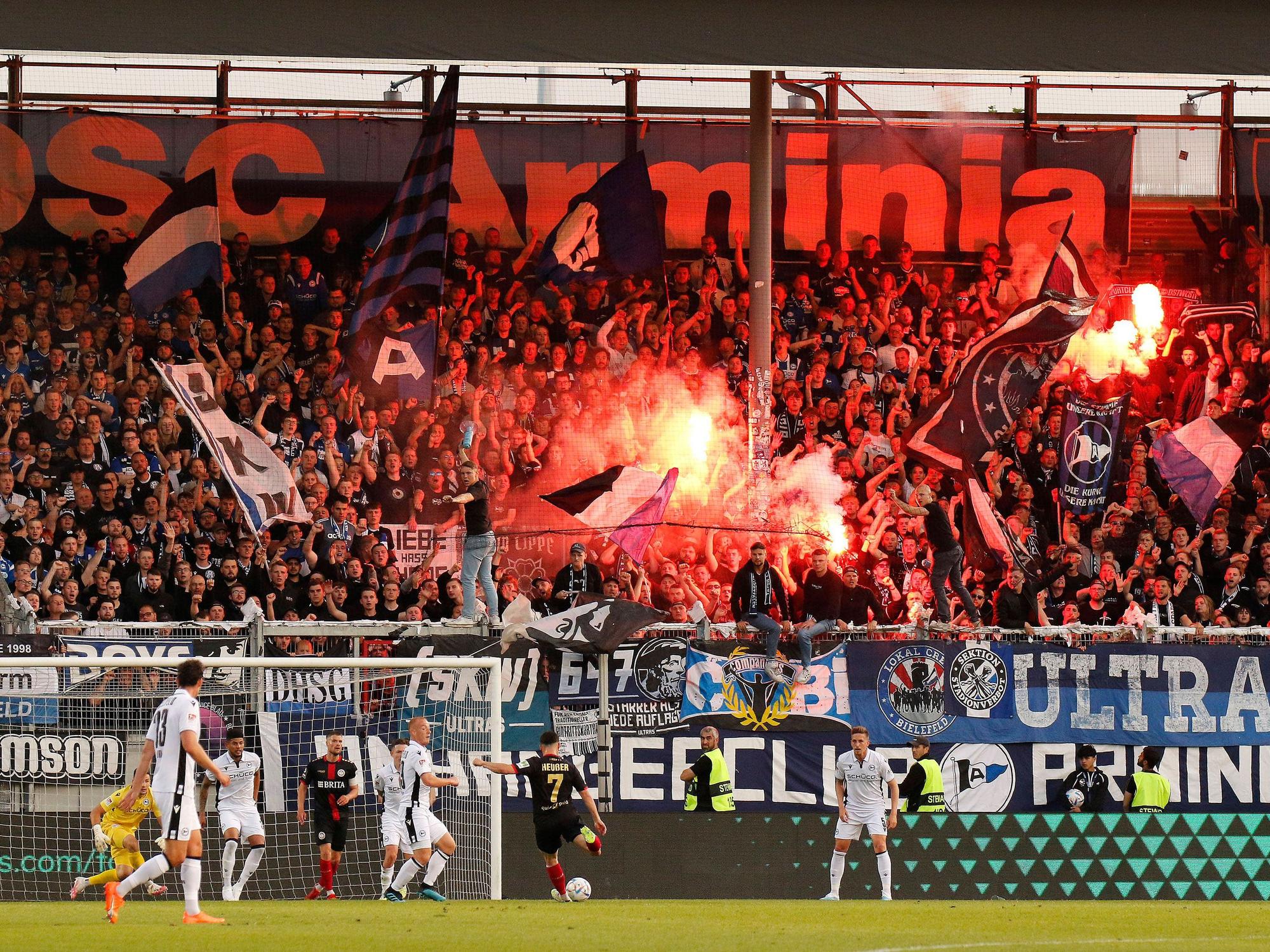 SV Wehen Wiesbaden gegen Arminia Bielefeld: Fans zünden Pyro.