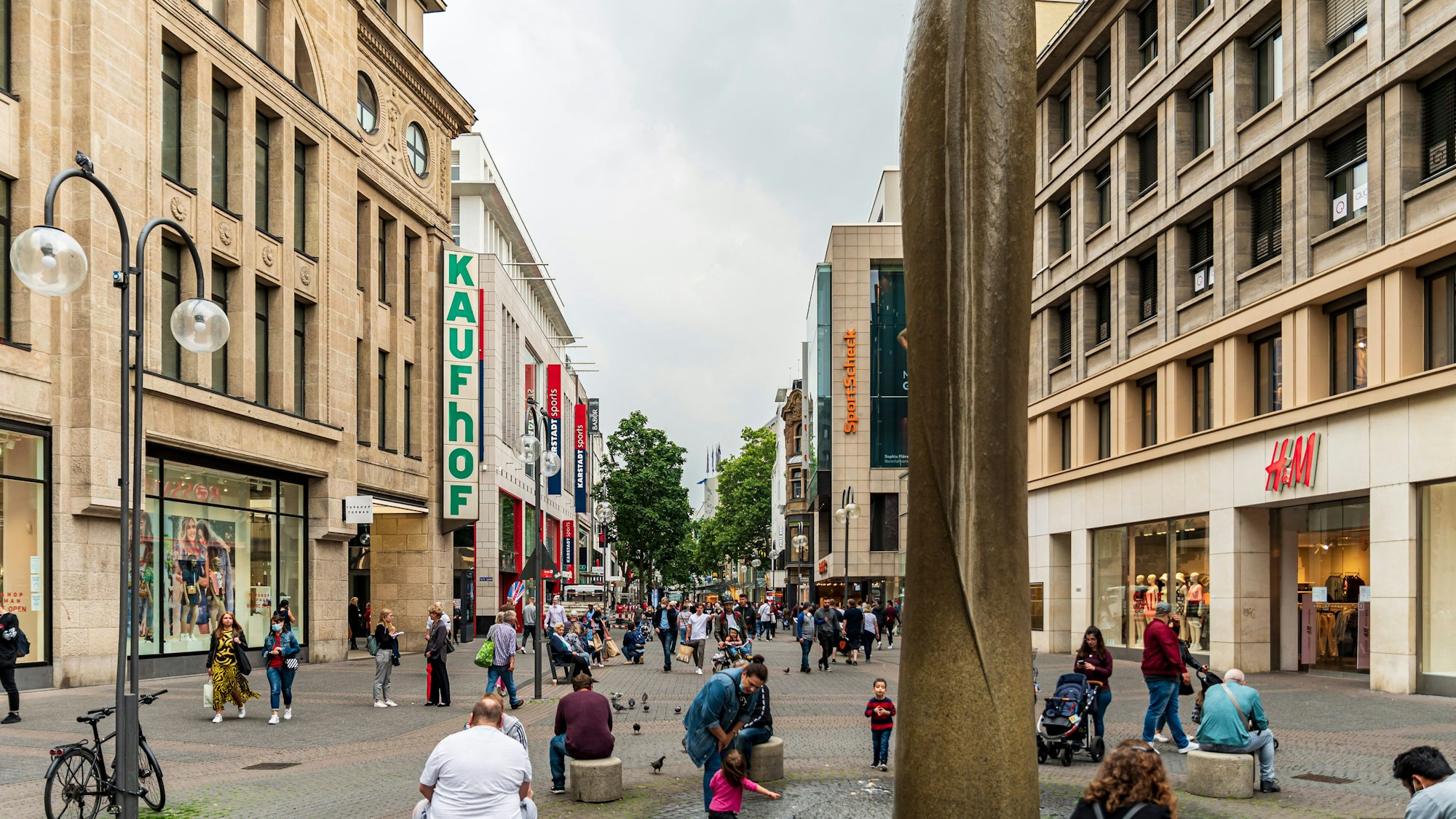 Blick in die belebte Schildergasse in Köln. Links ist das große Haus von Galeria Kaufhof zu sehen.