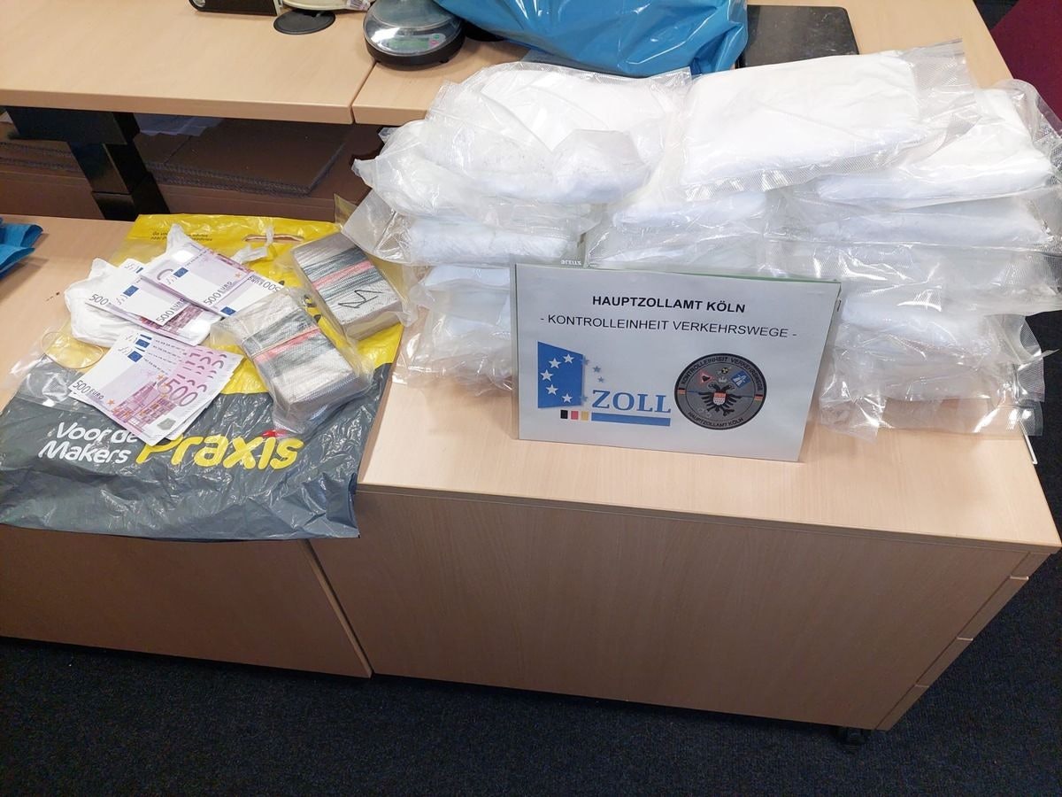 Auf einem Tisch ist Falschgeld und verpackte Drogen zu sehen.