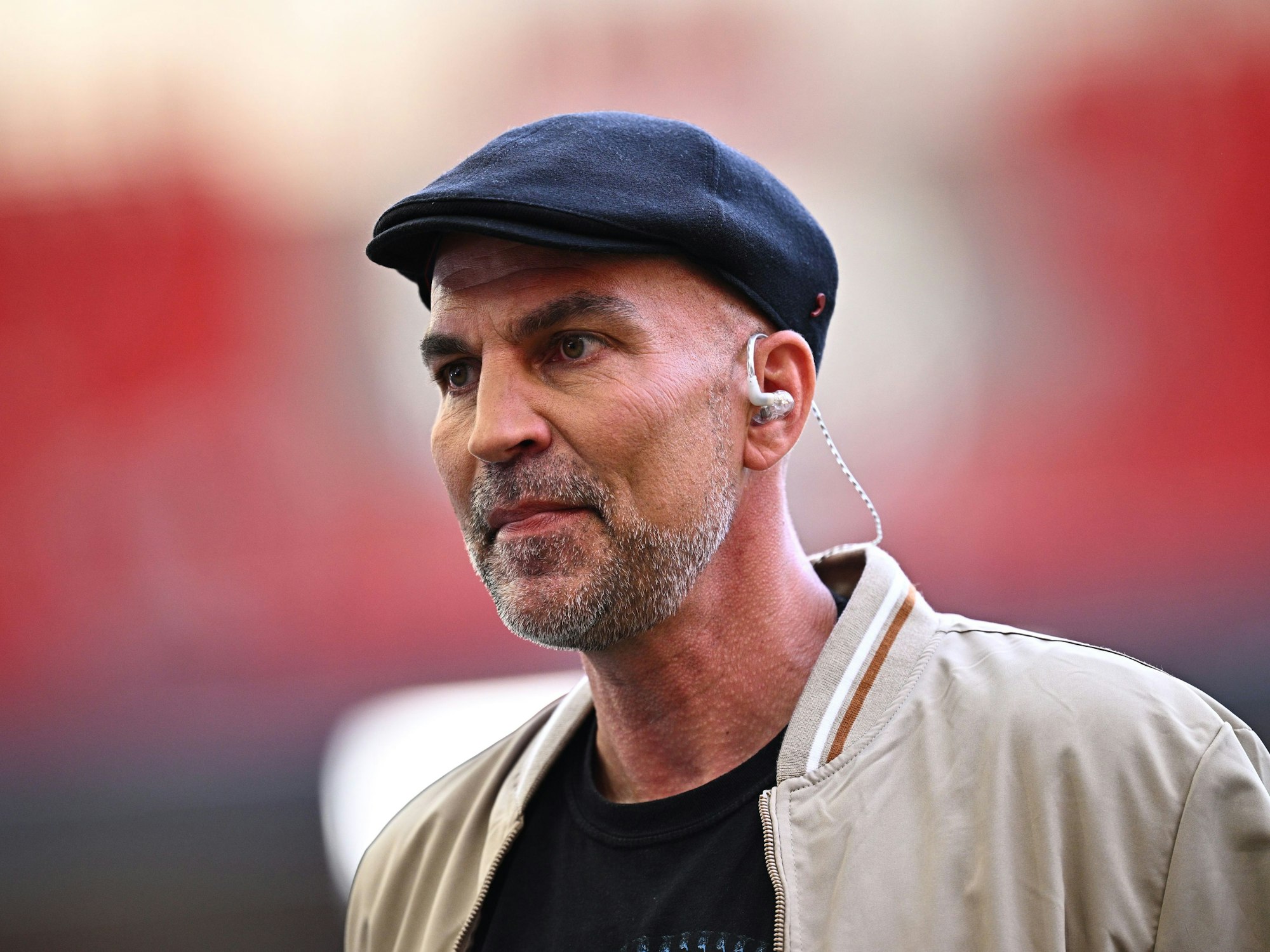 Markus Babbel trägt eine Schiebermütze.
