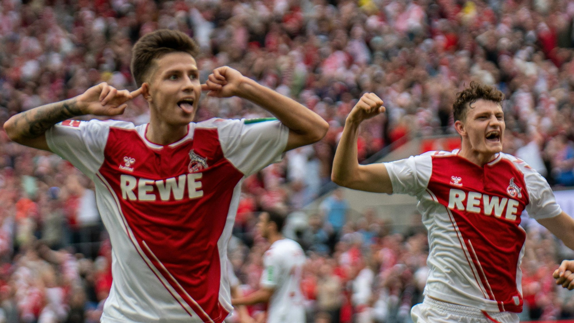 Denis Huseinbasic und Eric Martel jubeln gemeinsam im Trikot des 1. FC Köln.