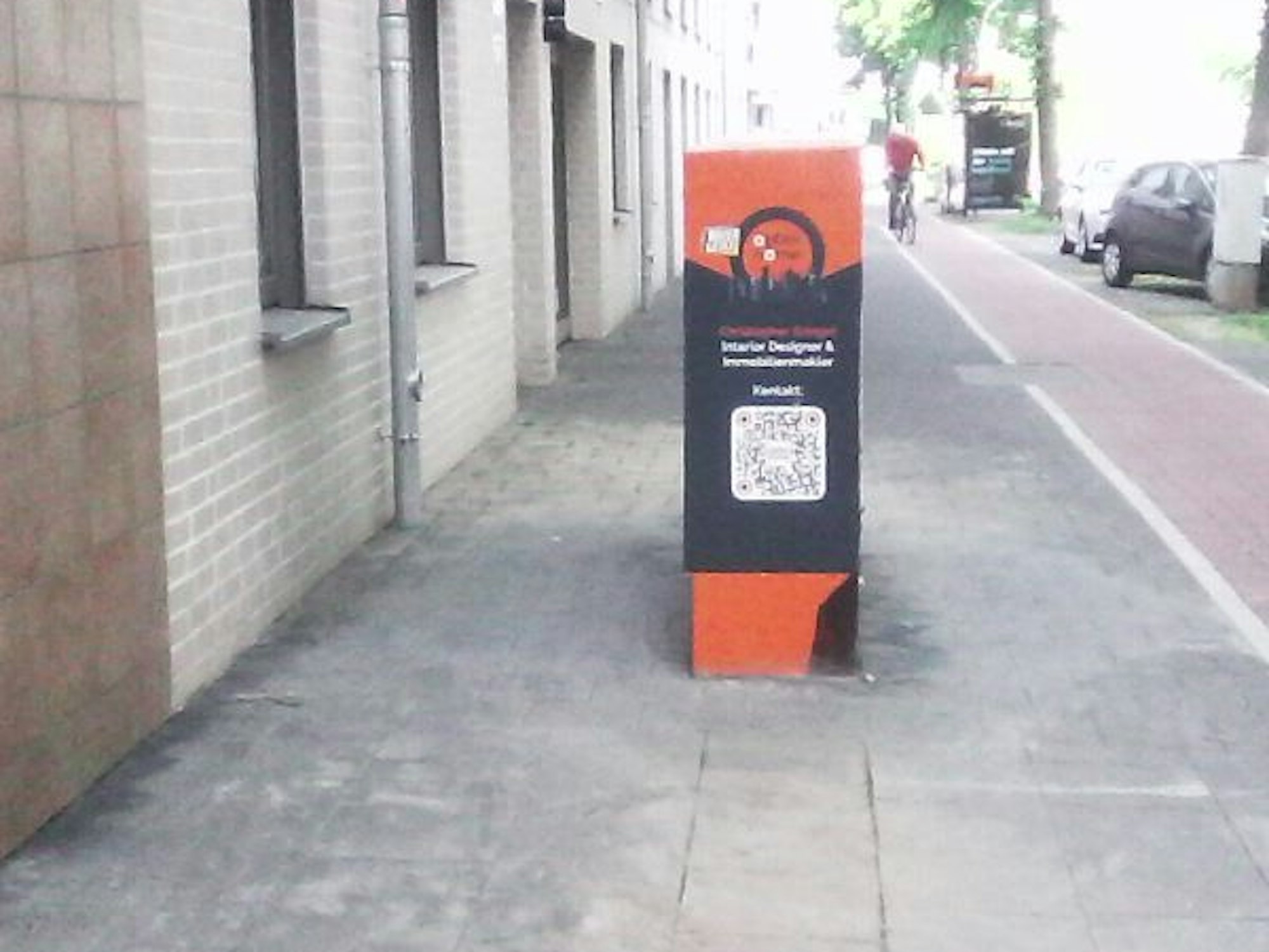 Ein Schaltkasten steht mitten auf dem Gehweg der Brühler Straße.