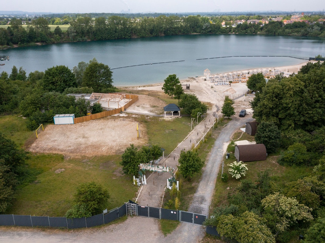 Blick auf den Beachclub „Monkeys Island“ am Escher See.