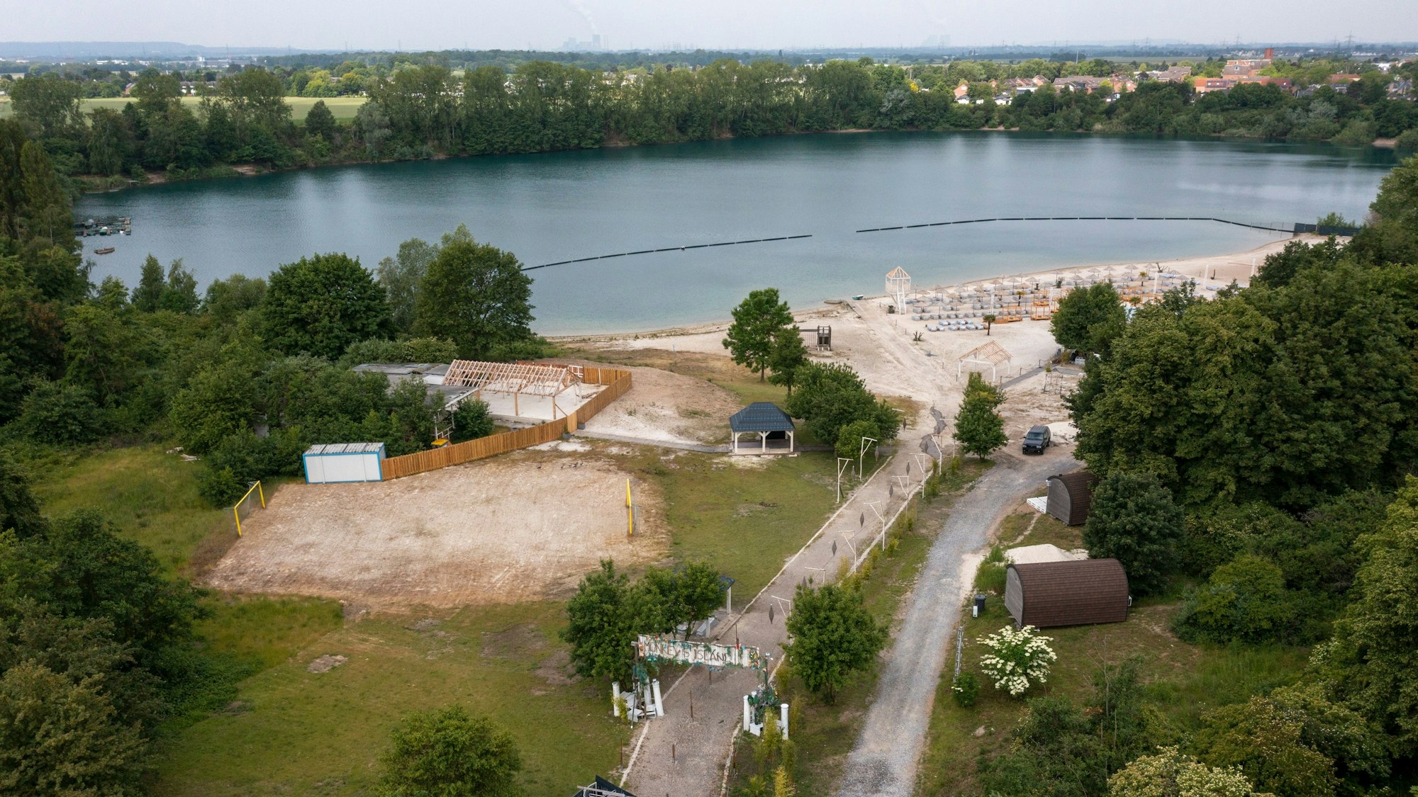 Blick auf den Beachclub „Monkeys Island“ am Escher See.