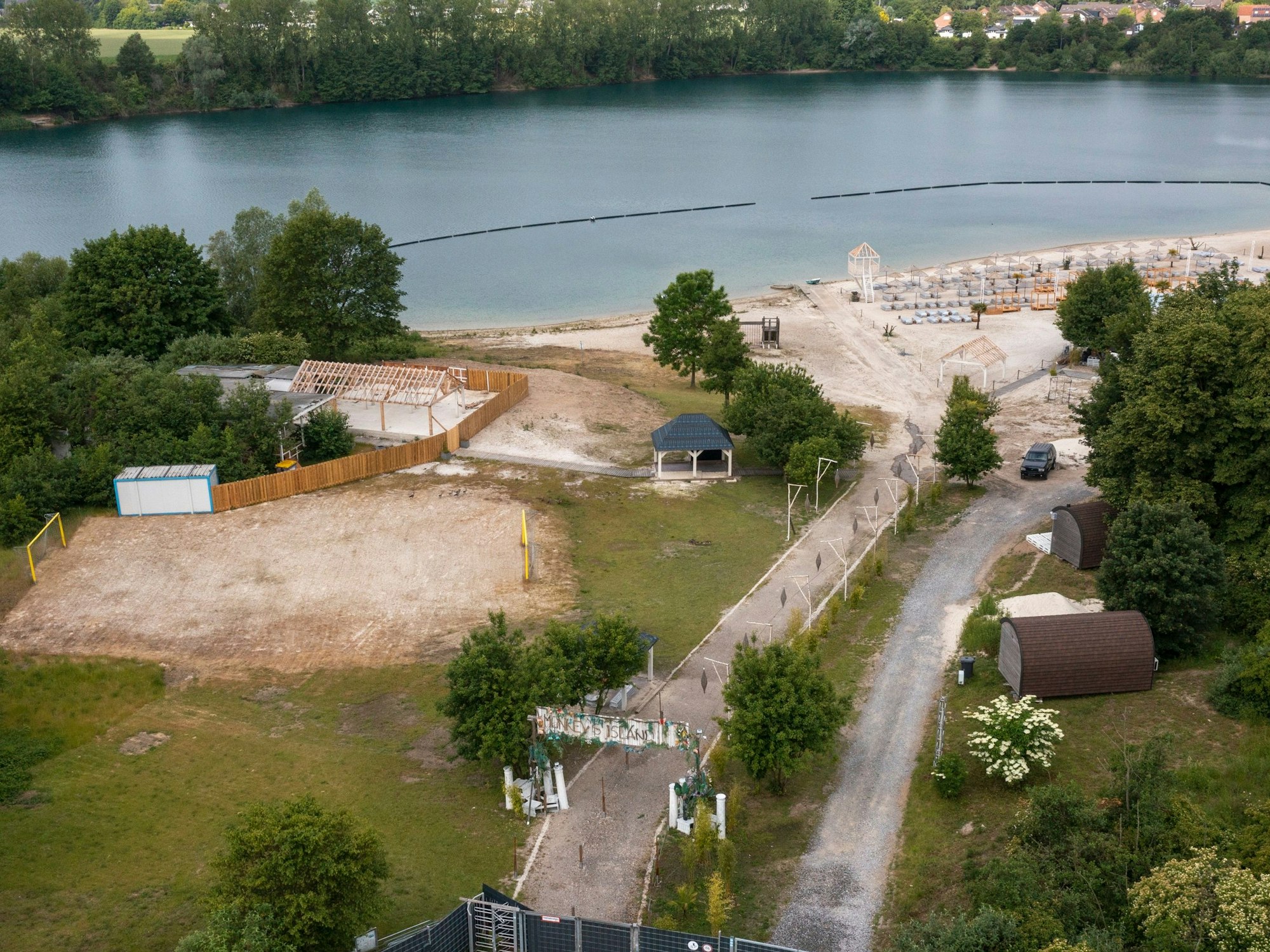 Luftaufnahme des Beachclubs „Monkey's Island“ am Escher See