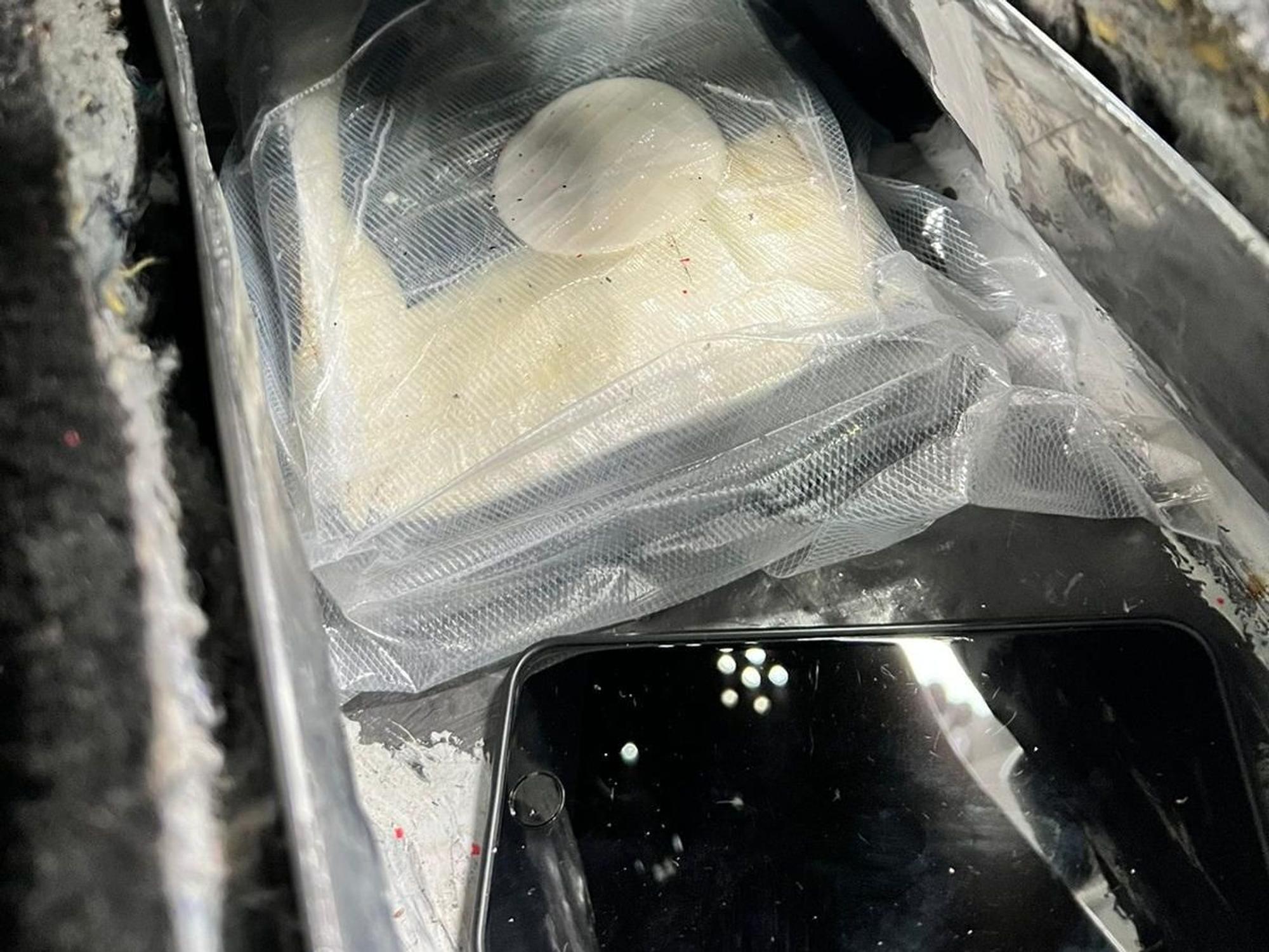 Typisches Drogenversteck in einer manipulierten Mittelkonsole im Auto.