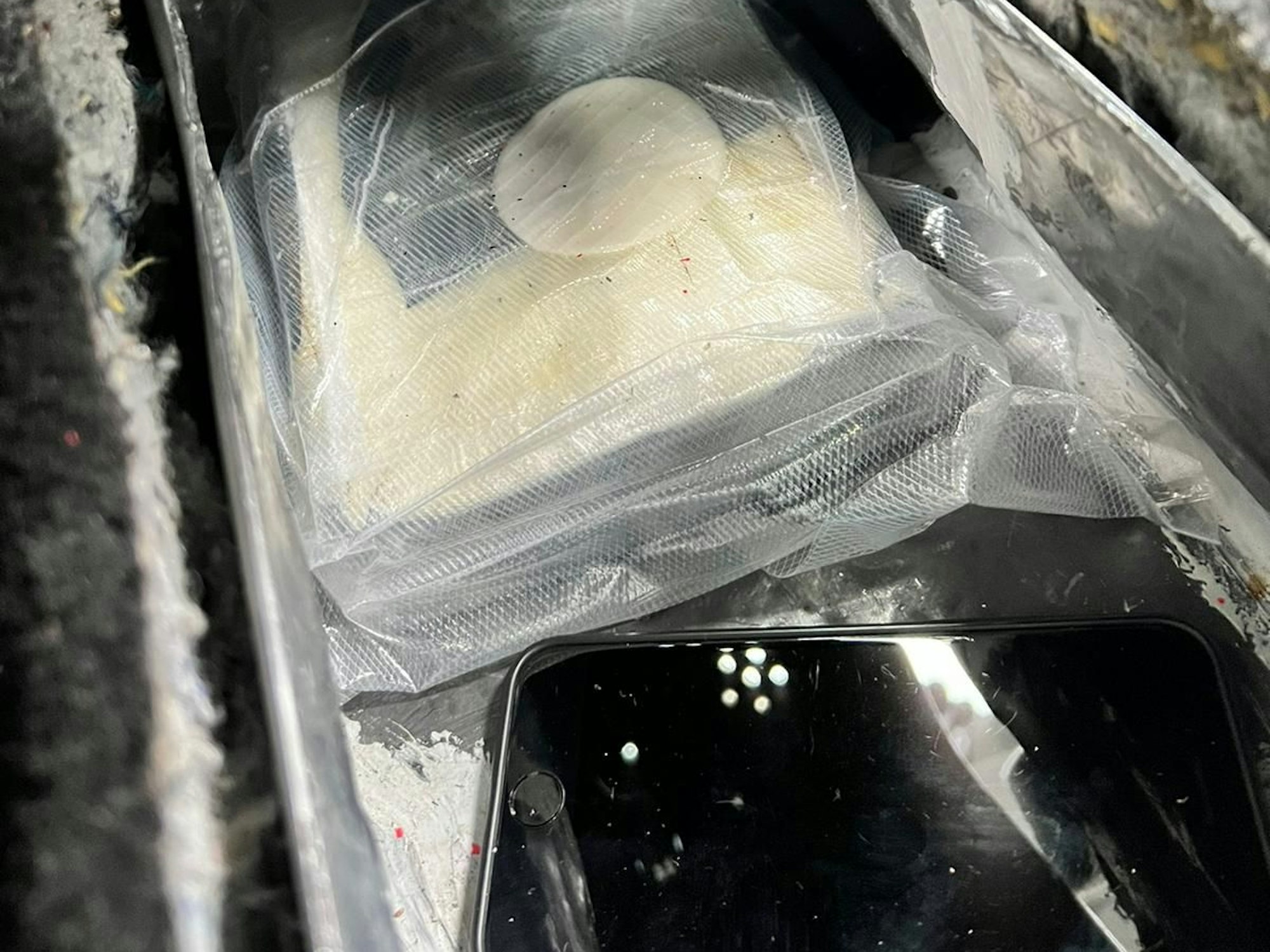 Typisches Drogenversteck in einer manipulierten Mittelkonsole im Auto.