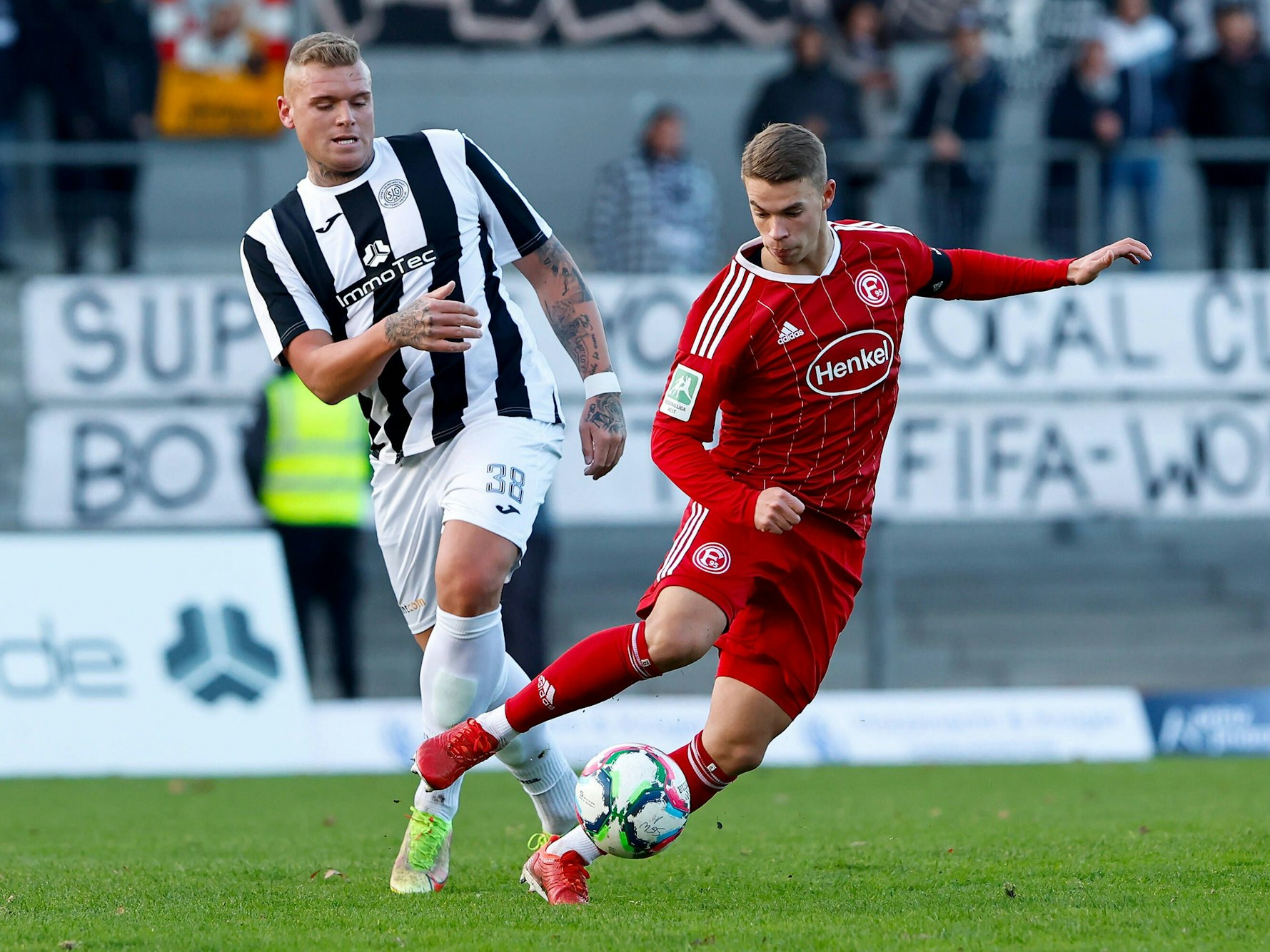 Tom Geerkens im Zweikampf mit Wattenscheids Dennis Lerche.