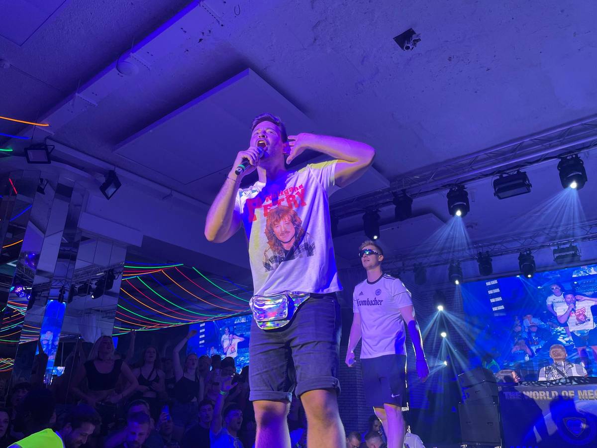 YouTuber Marc Egger und SteveG performen am Donnerstag (1. Juni 2023) in Megapark auf Mallorca.