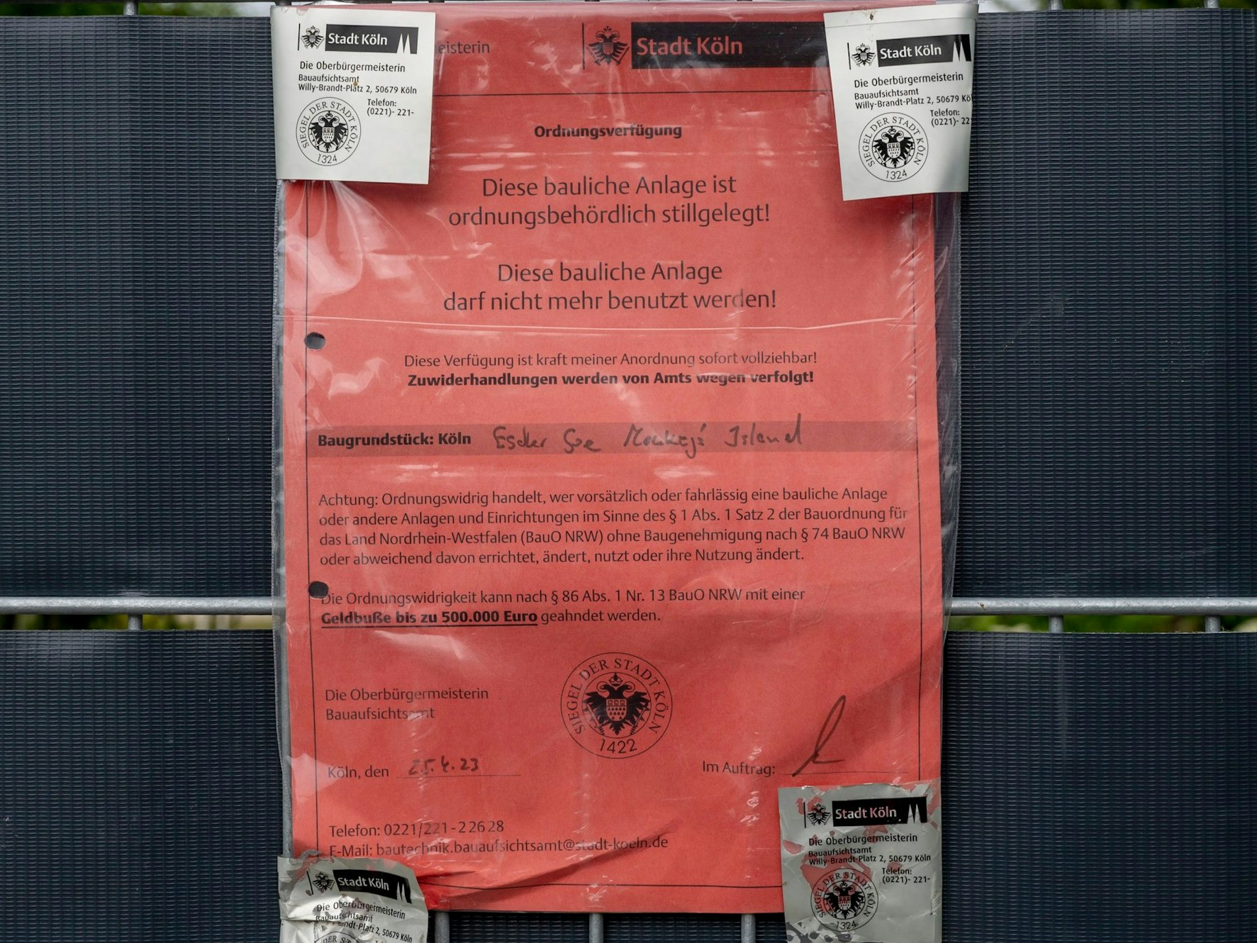 Ein Hinweisschild der Stadt Köln zeigt die Sperrung der Anlage am Escher See.