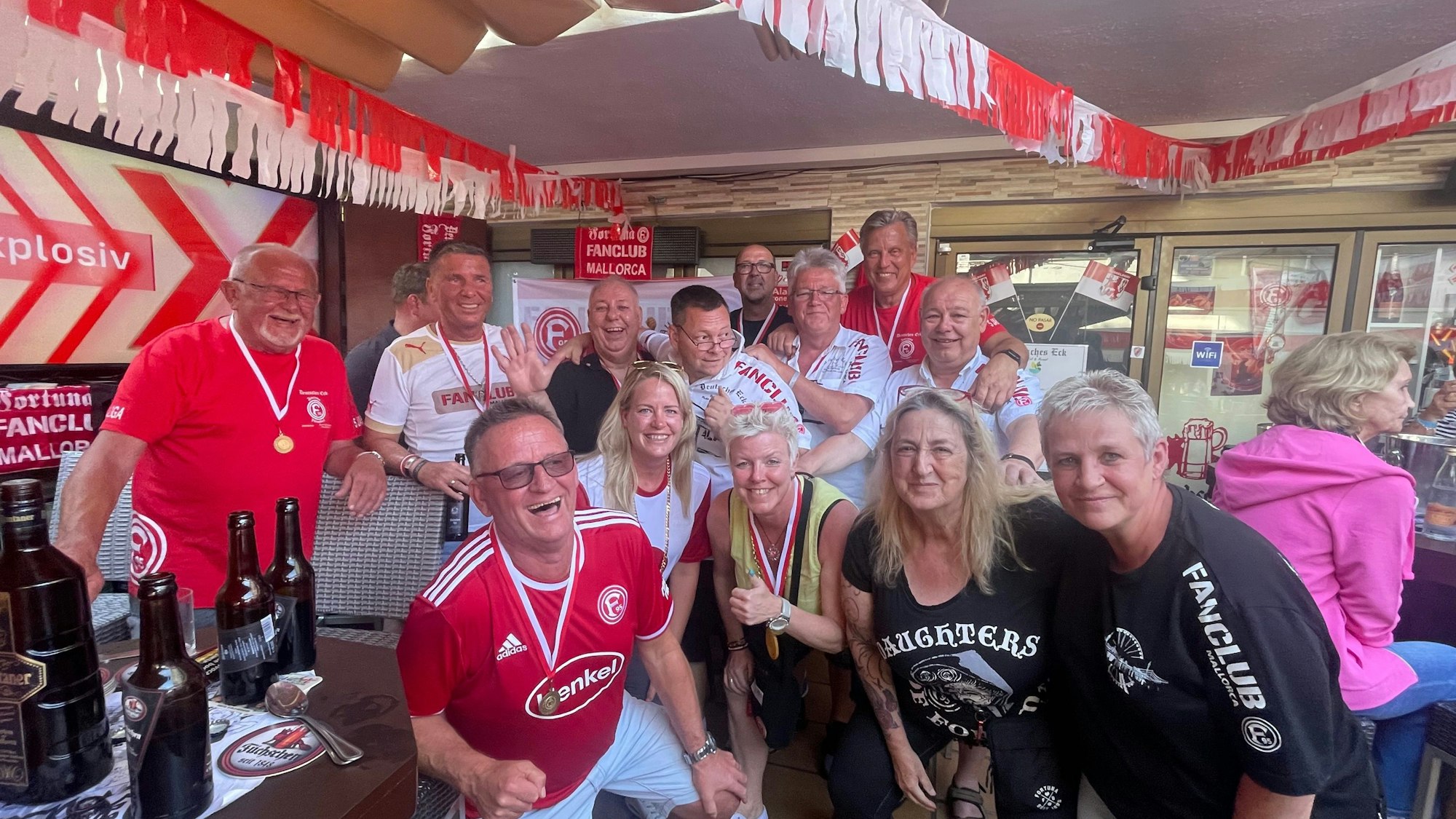 Die Jahreshauptversammlung des Fortuna-Fanclub-Mallorca im Deutschen Eck an der Bierstraße. Der Gastronom Michael Bohrmann und seine Frau Feli gründeten den Club vor zehn Jahren.