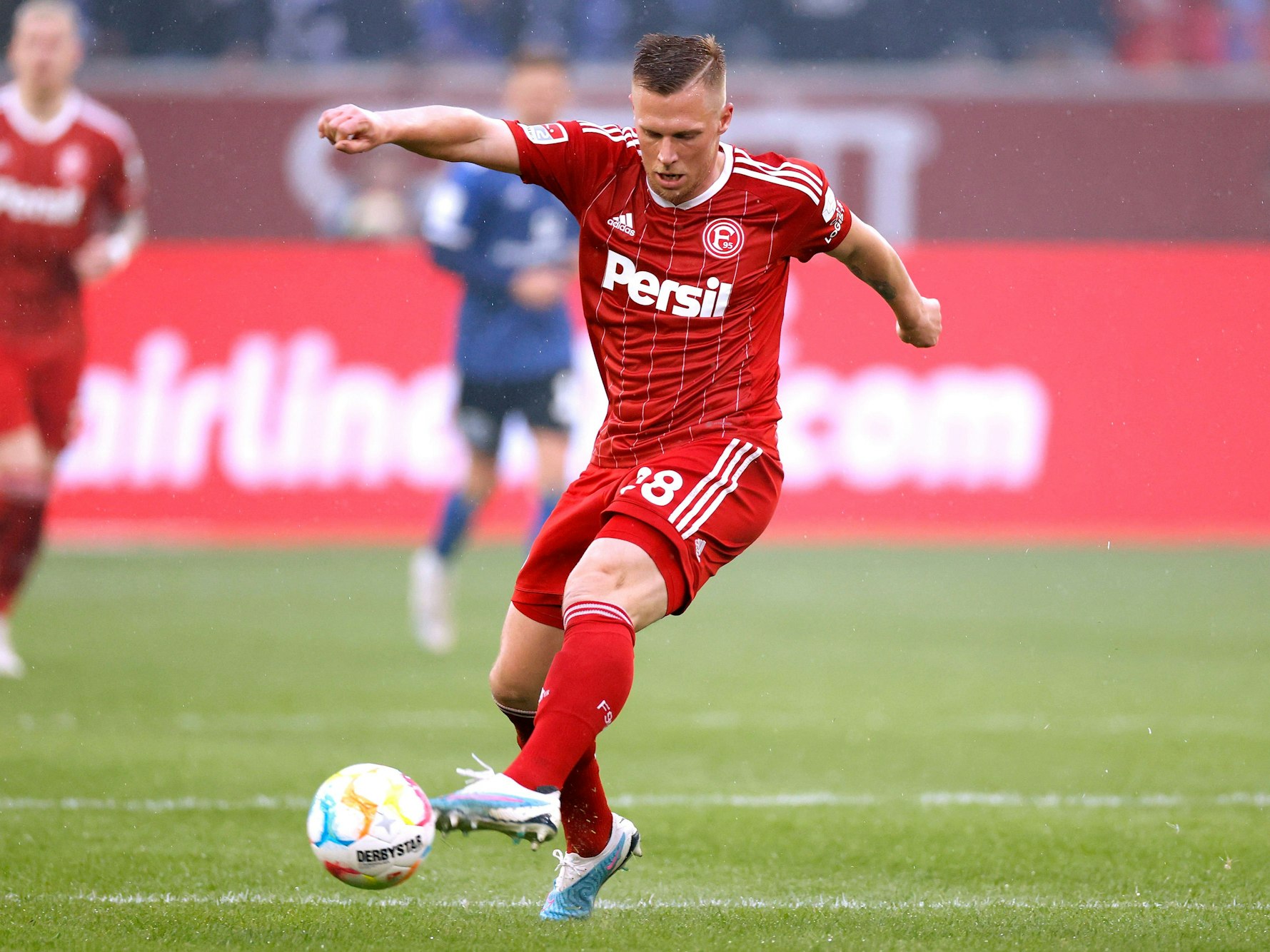 Rouwen Hennings führt den Ball im Spiel gegen den HSV.