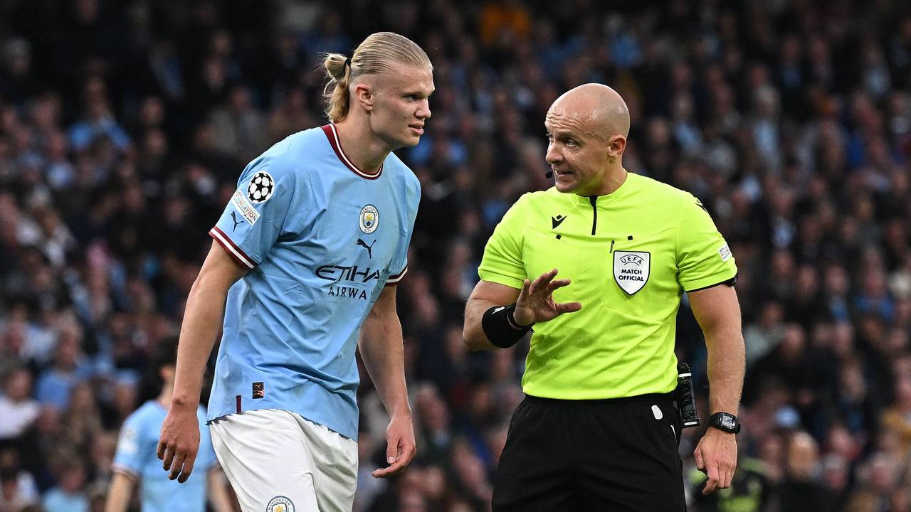 Schiedsrichter Szymon Marciniak im Halbfinale der Champions League im Gespräch mit Erling Haaland.
