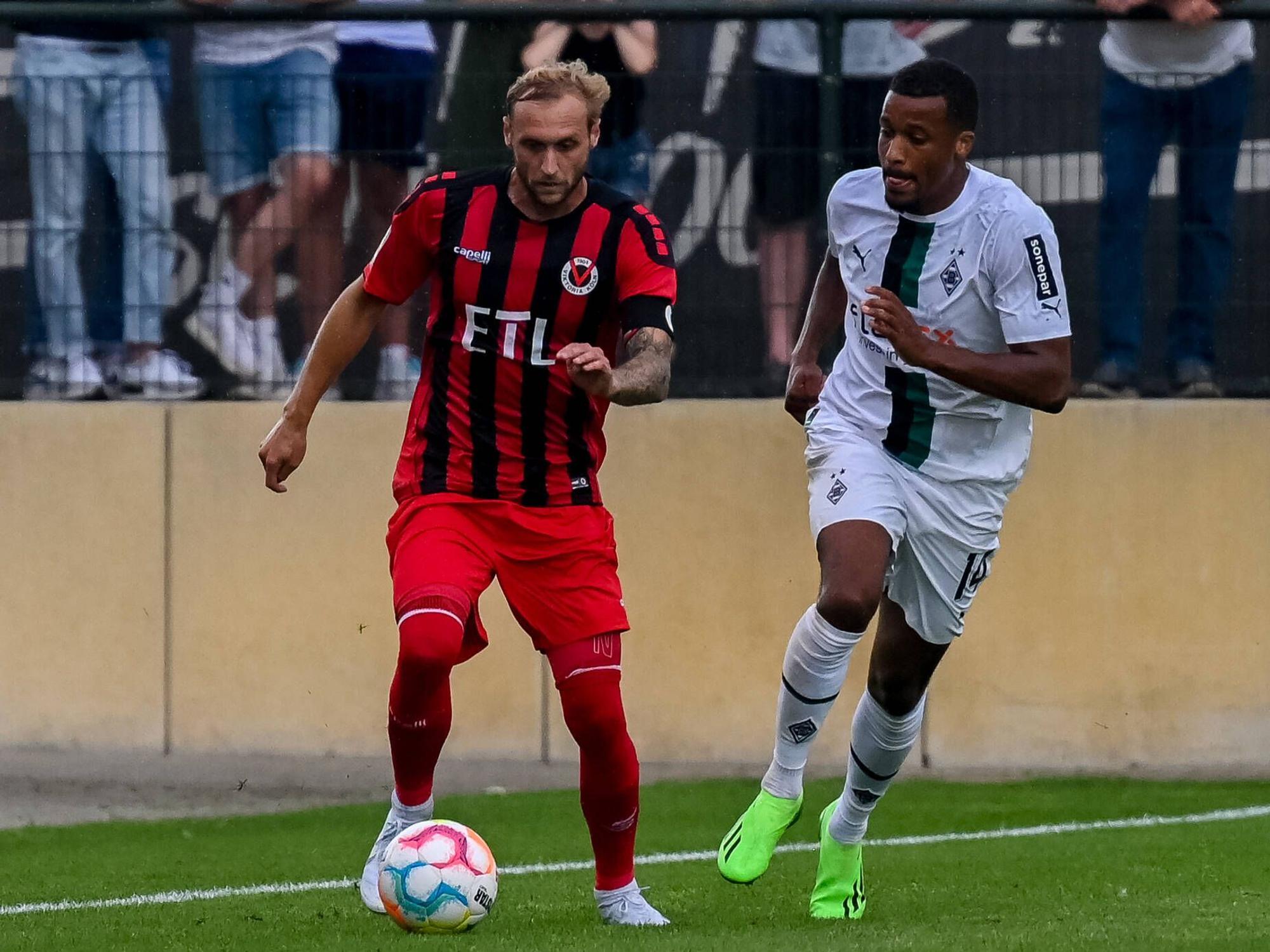 Marcel Risse (Viktoria Köln) im Laufduell mit Gladbachs Alassane Plea.