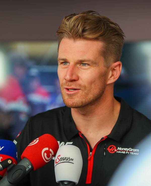 Nico Hülkenberg spricht auf einer Pressekonferenz.