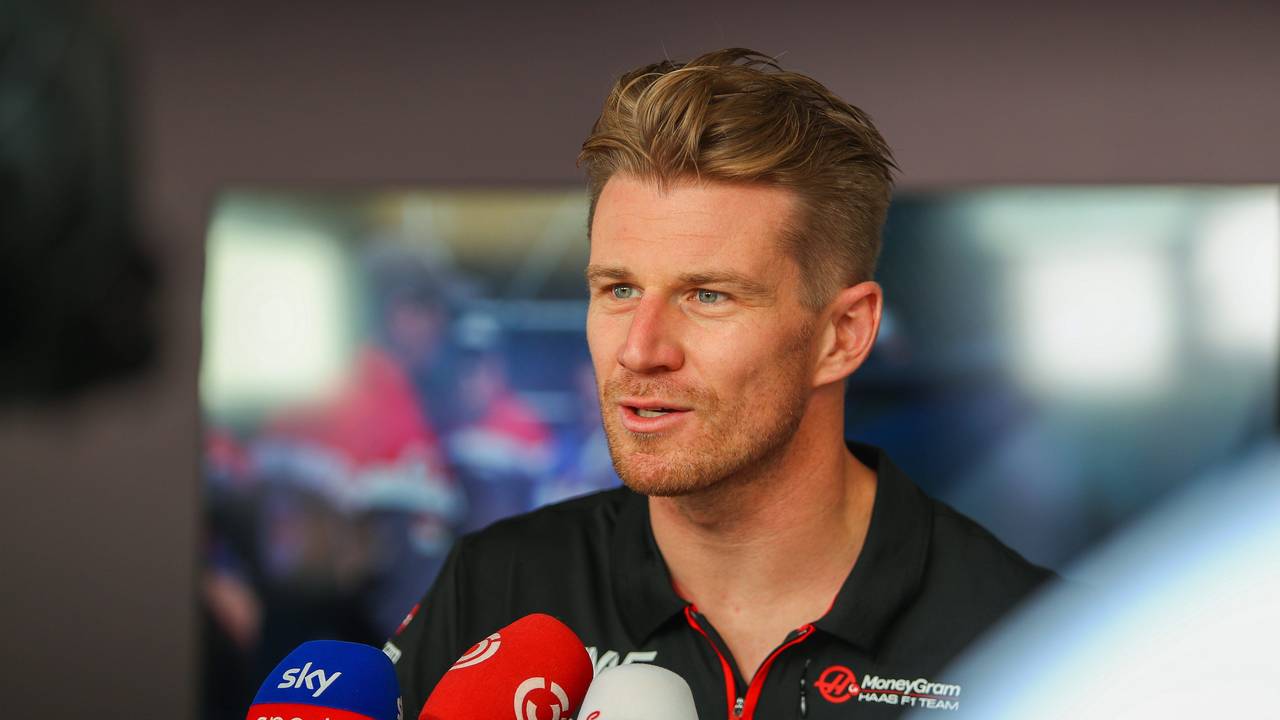 Nico Hülkenberg spricht auf einer Pressekonferenz.