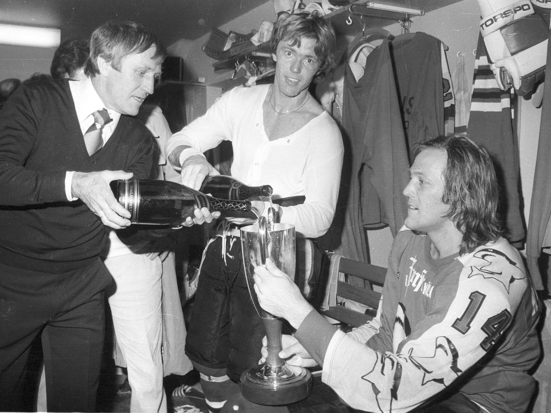 Kölner Haie feiern in der Kabine: von links: Trainer Gerhard Kießling, Udo Kießling und Erich Kühnhackl
