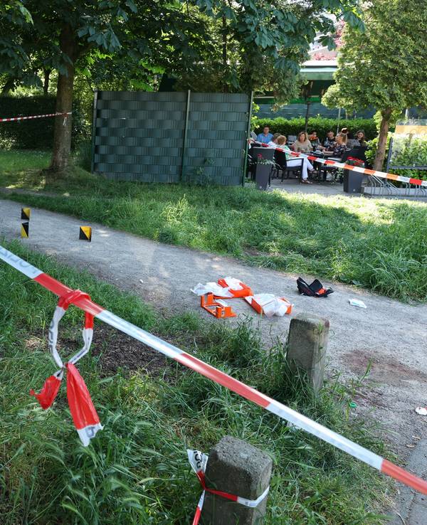 Mai 2023: Die Polizei sicherte Spuren des Verbrechens im Böcking-Park. Daneben saßen Menschen im Brauhaus.