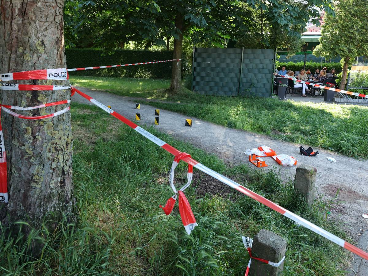Mai 2023: Die Polizei sicherte Spuren des Verbrechens im Böcking-Park. Daneben saßen Menschen im Brauhaus.