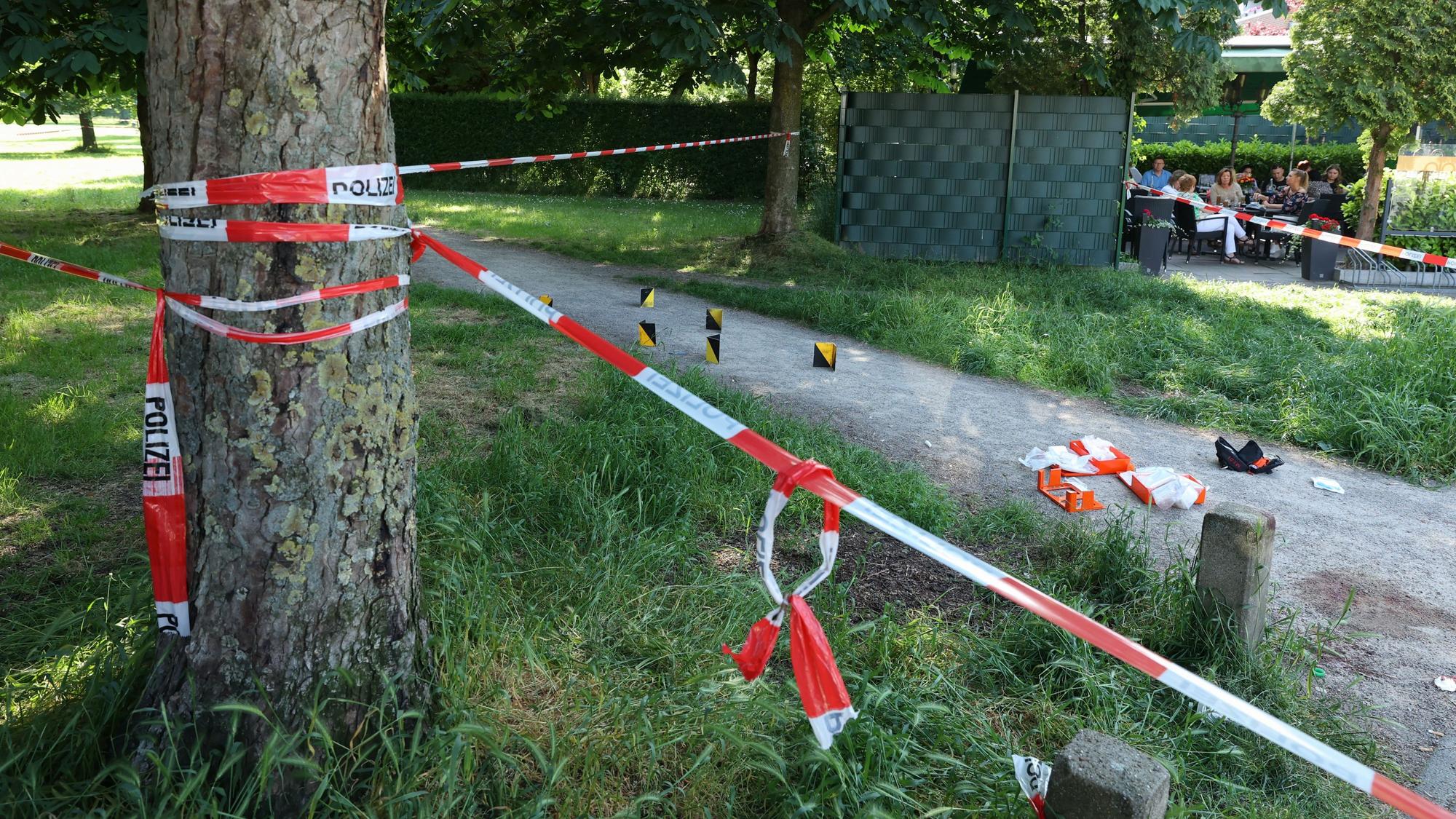 Mai 2023: Die Polizei sicherte Spuren des Verbrechens am Böcking-Park. Daneben saßen Menschen im Brauhaus.