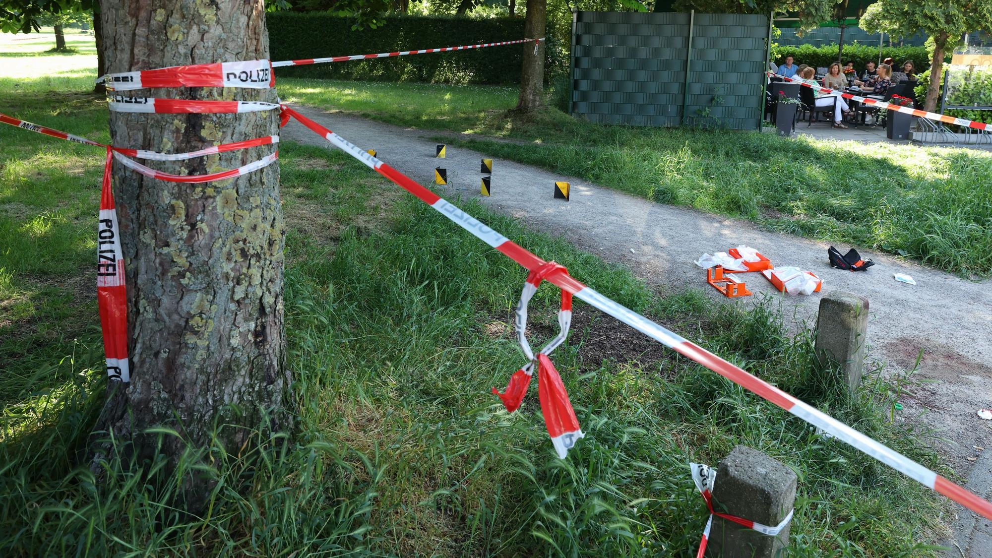Mai 2023: Die Polizei sicherte Spuren des Verbrechens im Böcking-Park. Daneben saßen Menschen im Brauhaus.