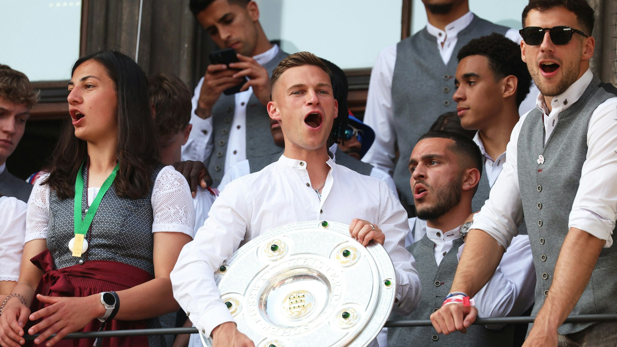 Bayerns Joshua Kimmich jubelt mit der Meisterschale auf dem Rathaus-Balkon.