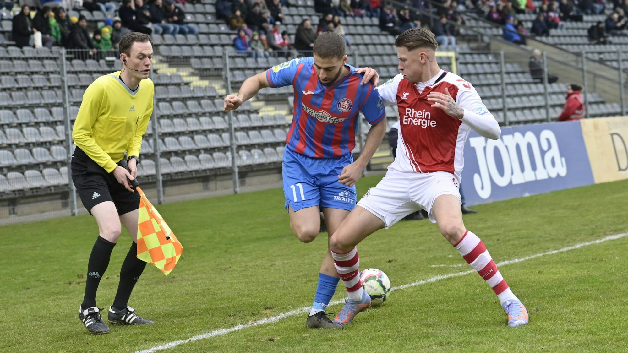 Serhat Semih Güler vom Wuppertaler SV im Zweikampf mit Leon Schneider von der U21 des 1. FC Köln.
