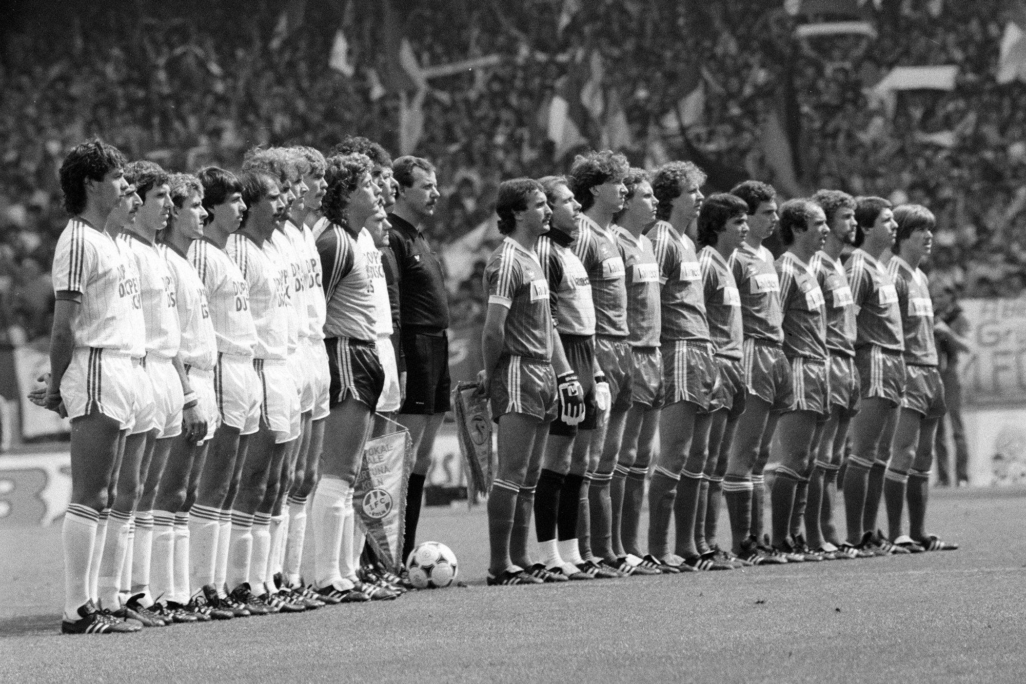 Die Teams des 1. FC Köln und von Fortuna Köln haben sich nebeneinander aufgestellt.