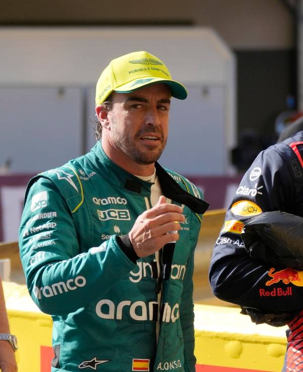 Fernando Alonso und Max Verstappen zeigen einen Daumen nach oben.