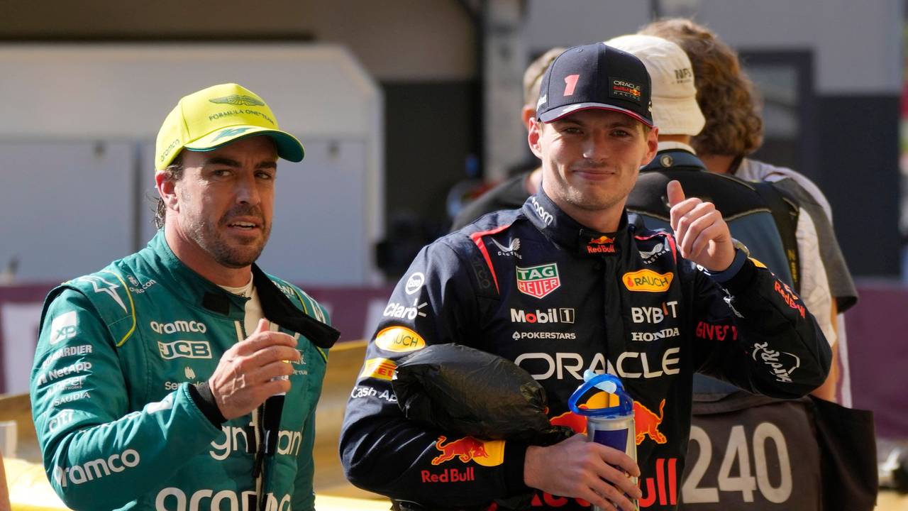 Fernando Alonso und Max Verstappen zeigen einen Daumen nach oben.