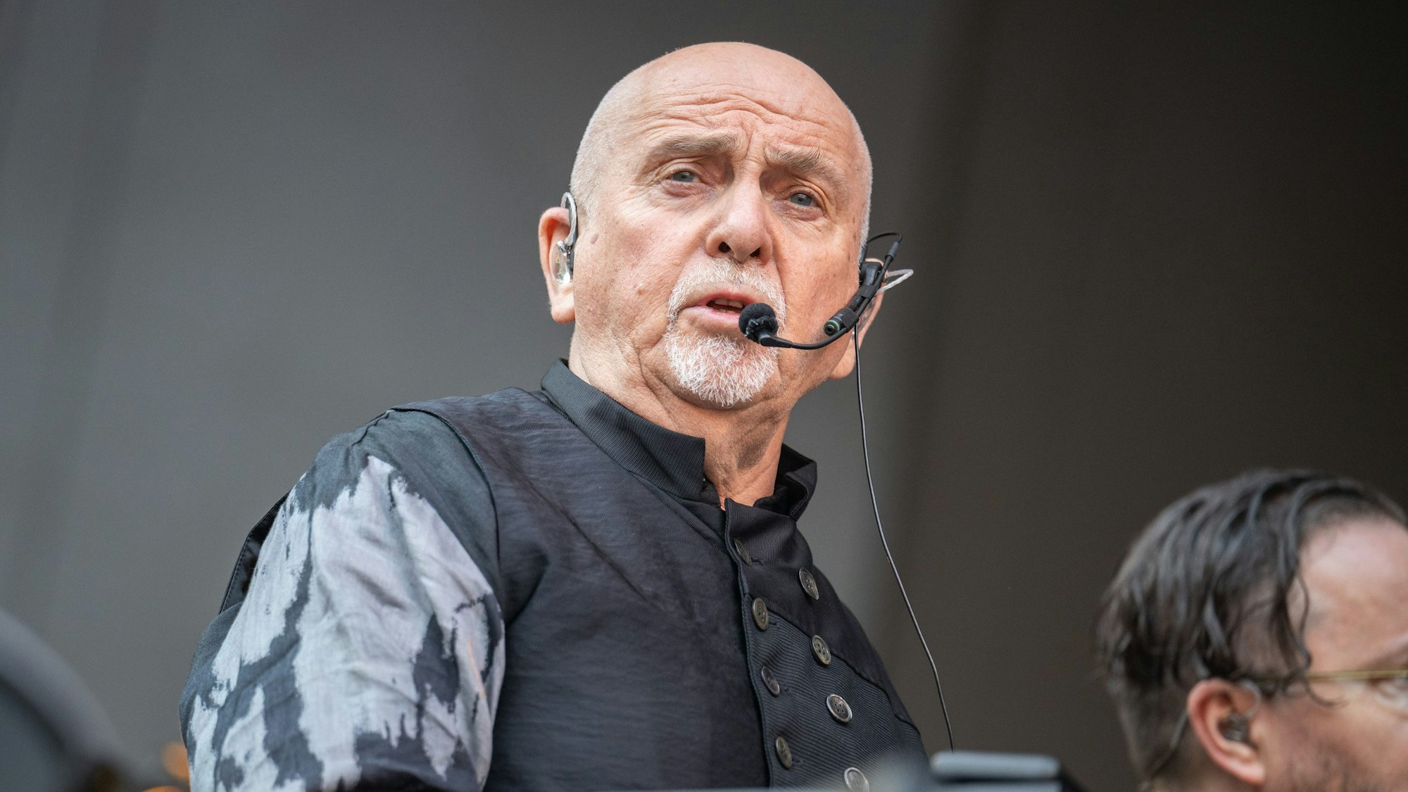 Peter Gabriel, britischer Musiker, singt auf der Bühne.
