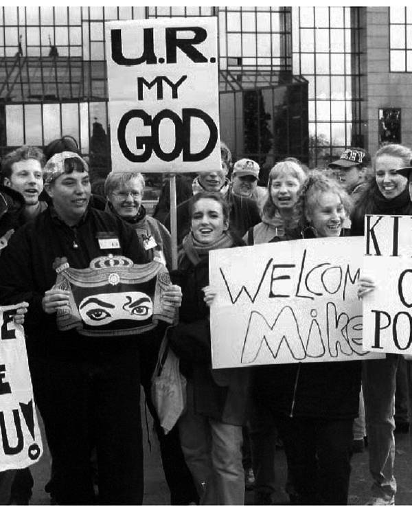 Fans warten vor dem Hyatt auf Michael Jackson (2000).