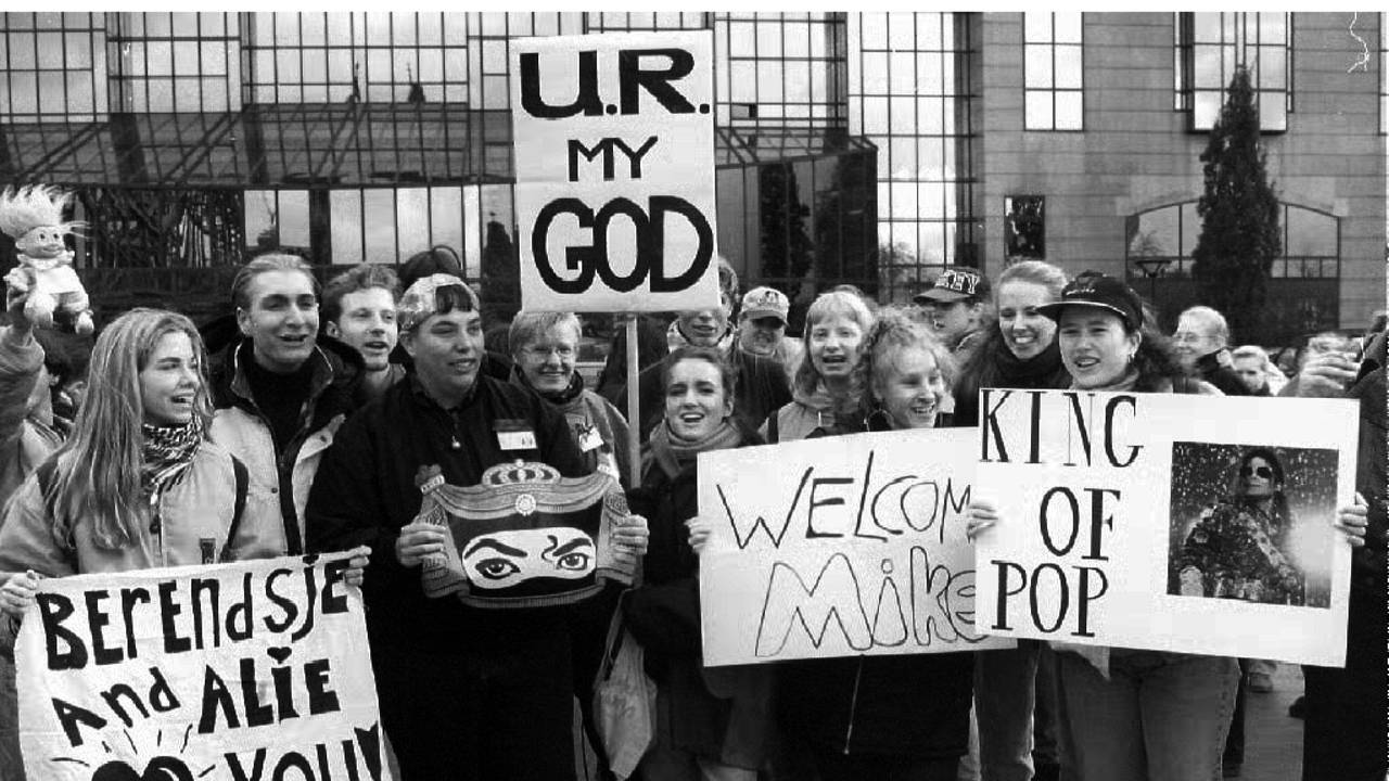 Fans warten vor dem Hyatt auf Michael Jackson (2000).