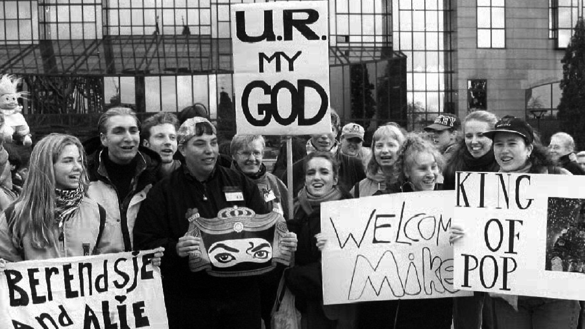 Fans warten vor dem Hyatt auf Michael Jackson (2000).