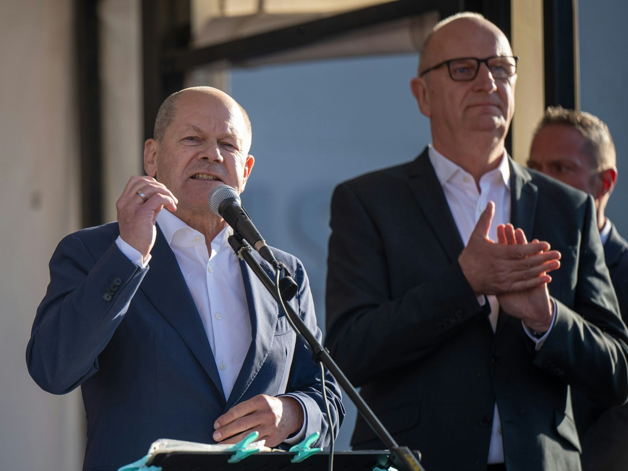 Bundeskanzler Olaf Scholz (M, SPD) spricht nach seinem Besuch bei der Landesvertreterversammlung auf dem Europafest vor der Stadthalle.