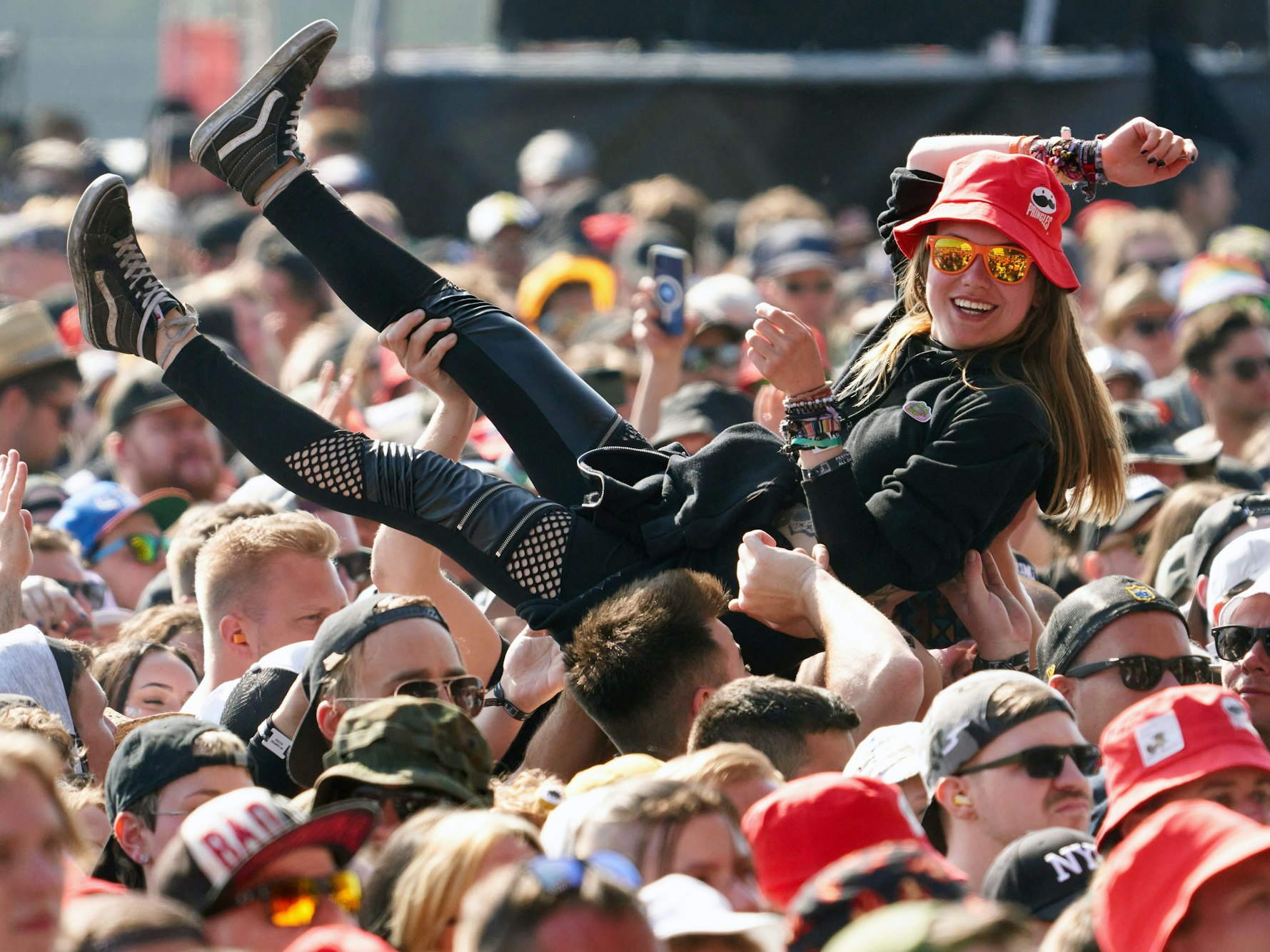 Eine Stagediverin lässt sich über die Köpfe des Publikums tragen.