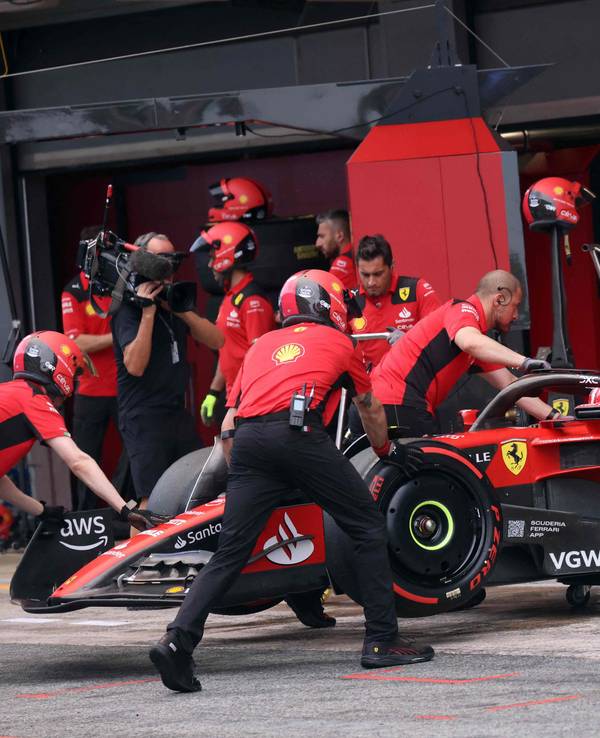 Der Ferrari von Charles Leclerc wird in die Garage geschoben.