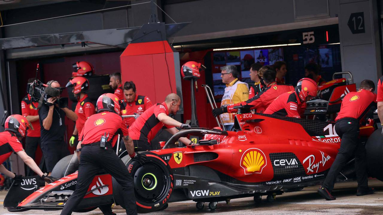 Der Ferrari von Charles Leclerc wird in die Garage geschoben.