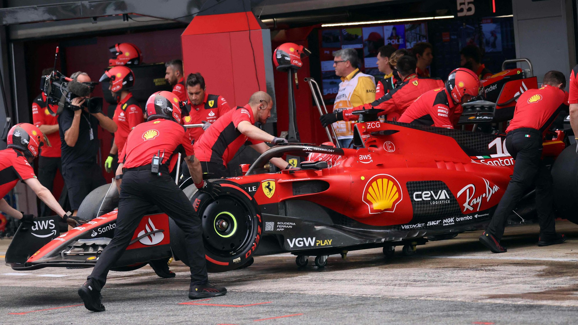 Der Ferrari von Charles Leclerc wird in die Garage geschoben.