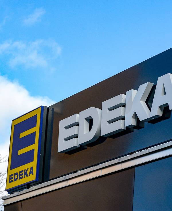 Das Logo vom Einzelhändler Edeka, hier im November 2020 in Berlin.