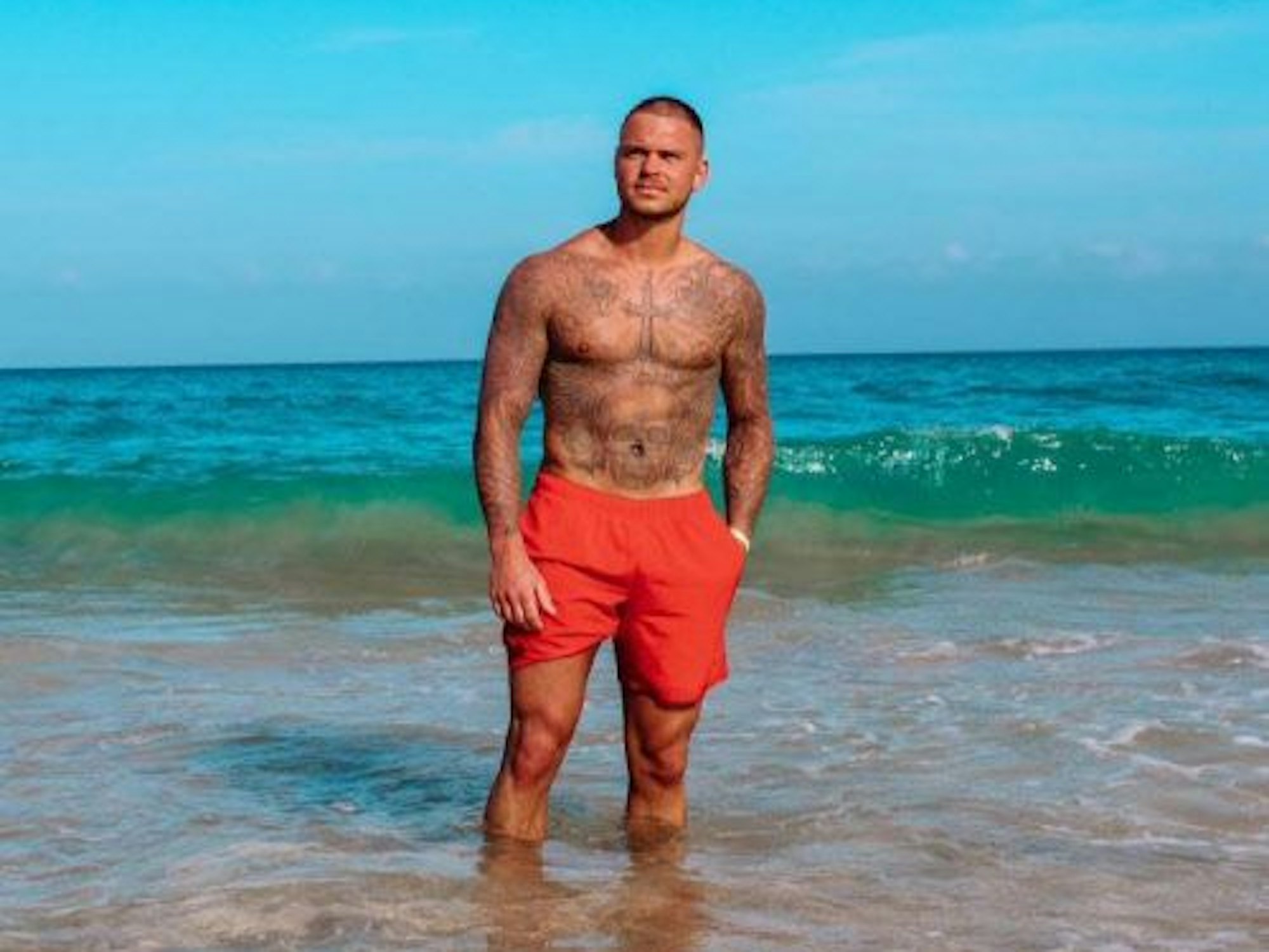 Nico Legat (hier auf einem Instagram-Foto von Mai 2022), steht im Meer