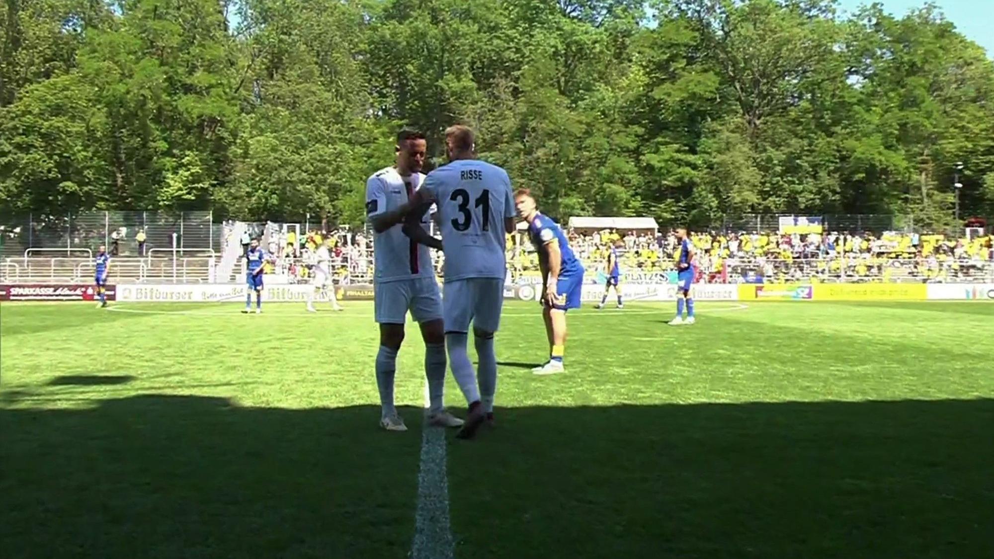Mike Wunderlich übergibt Marcel Risse die Kapitänsbinde von Viktoria Köln.