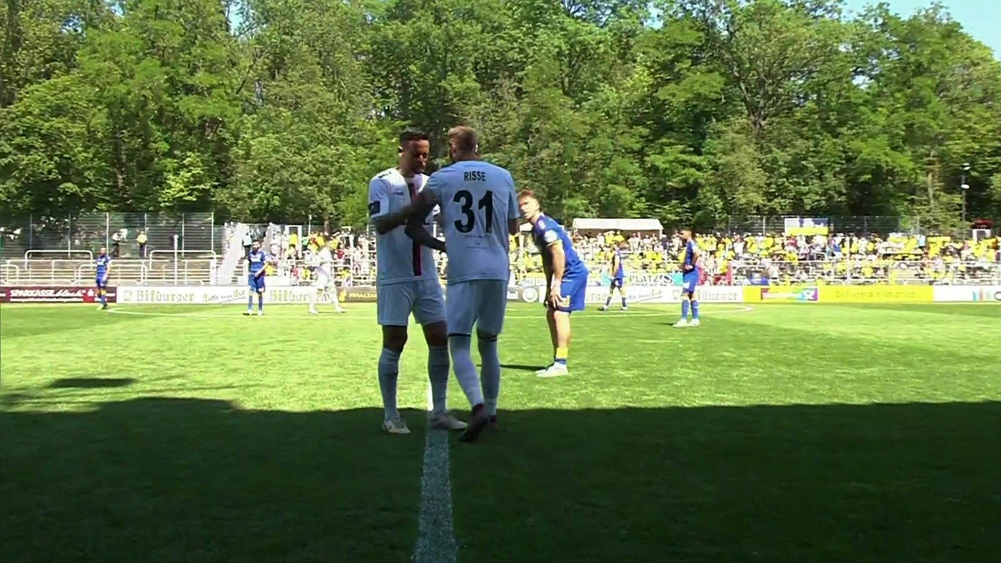 Mike Wunderlich übergibt Marcel Risse die Kapitänsbinde von Viktoria Köln.