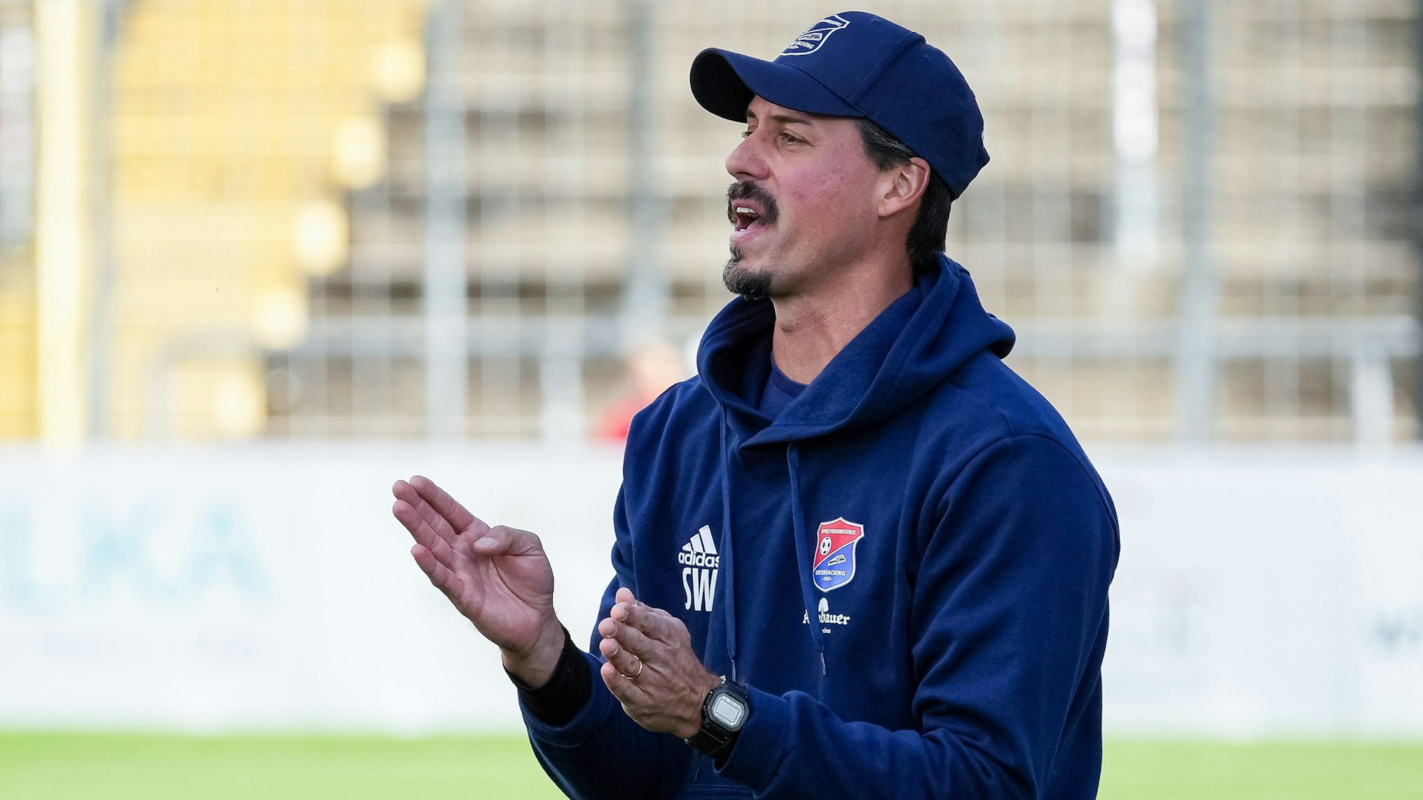 Sandro Wagner gestikuliert bei einem Spiel der Spielvereinigung Unterhaching.