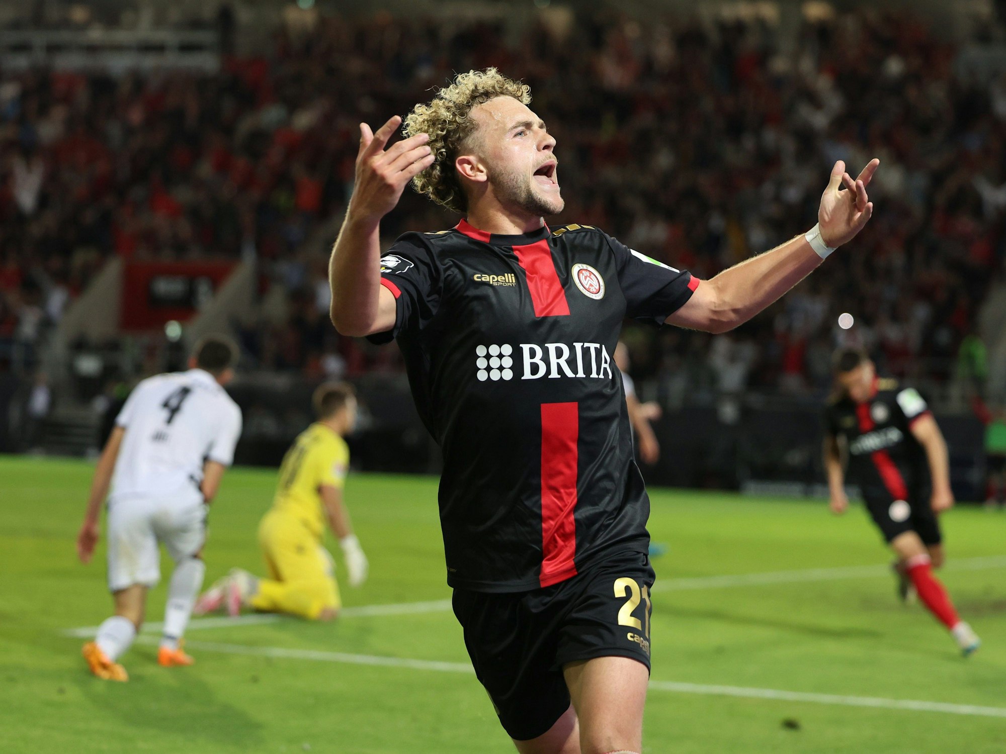 Torschütze zum 3:0 Wiesbadens Benedict Hollerbach jubelt.