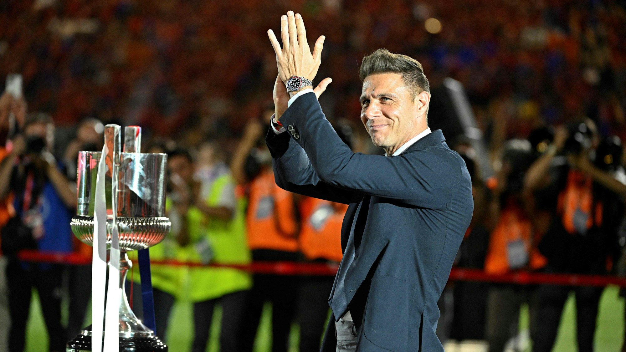 Joaquín klatscht beim Pokalfinale in Spanien in die Hände.