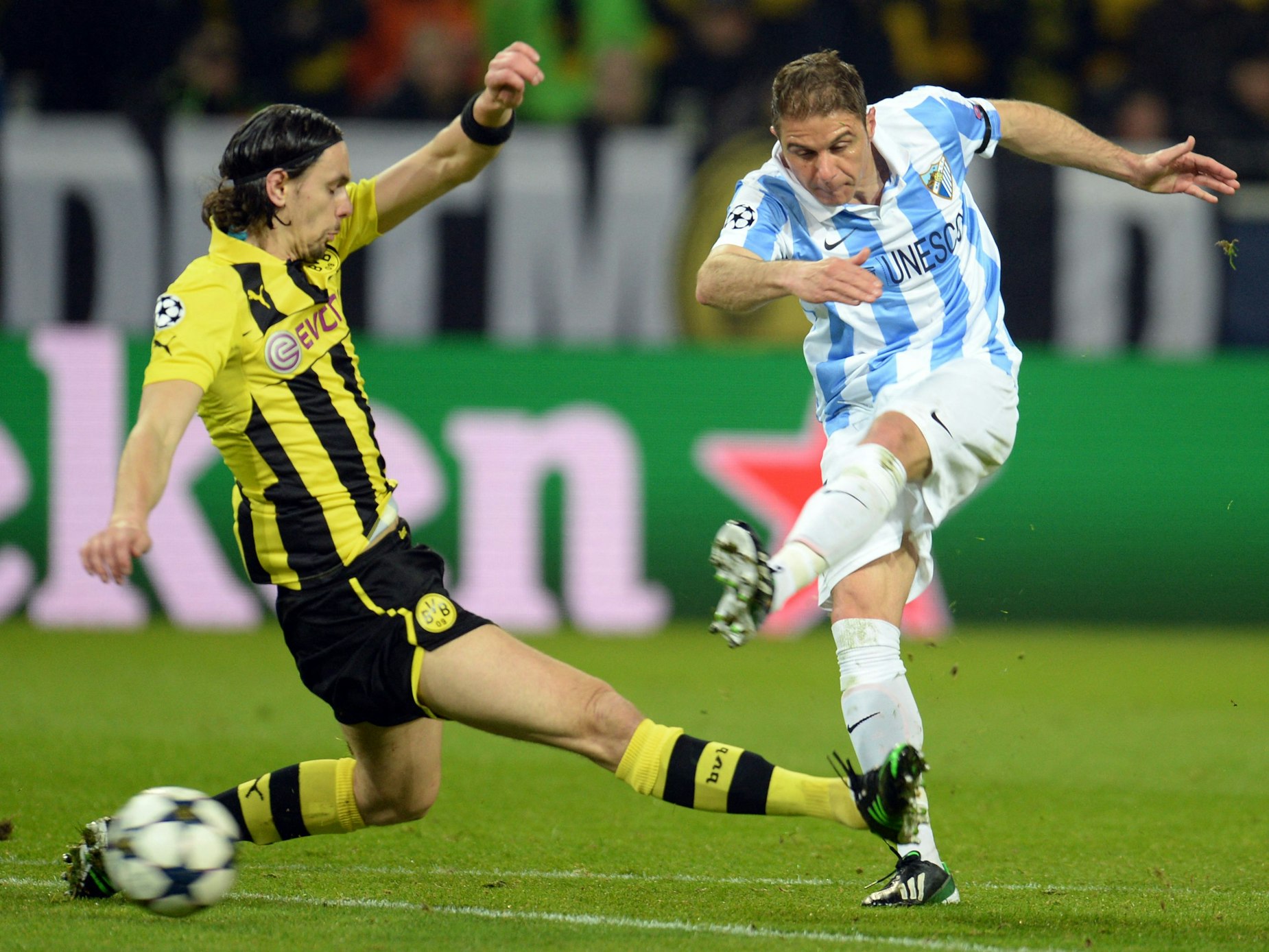 Joaquín schießt aufs Tor, die Grätsche von Neven Subotic kommt zu spät.