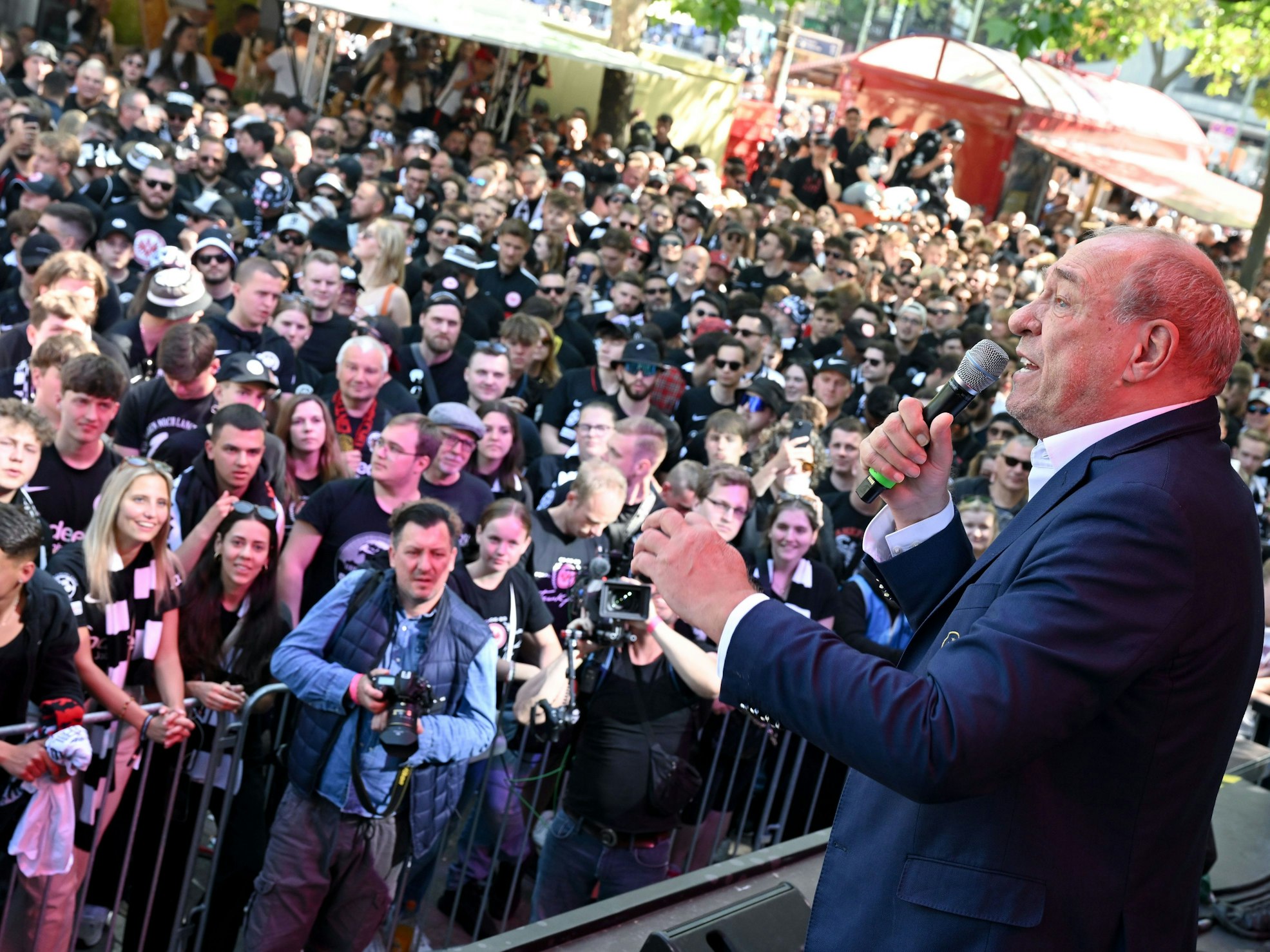 DFB-Pokal: RB Leipzig gegen Eintracht Frankfurt in Berlin. Peter Fischer, Präsident von Eintracht Frankfurt, spricht beim Fanfest auf dem Breitscheidplatz zu den Eintracht-Fans.