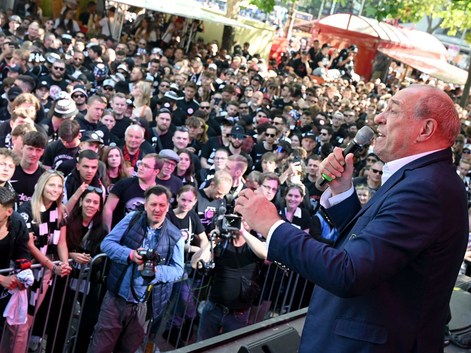 DFB-Pokal: RB Leipzig gegen Eintracht Frankfurt in Berlin. Peter Fischer, Präsident von Eintracht Frankfurt, spricht beim Fanfest auf dem Breitscheidplatz zu den Eintracht-Fans.